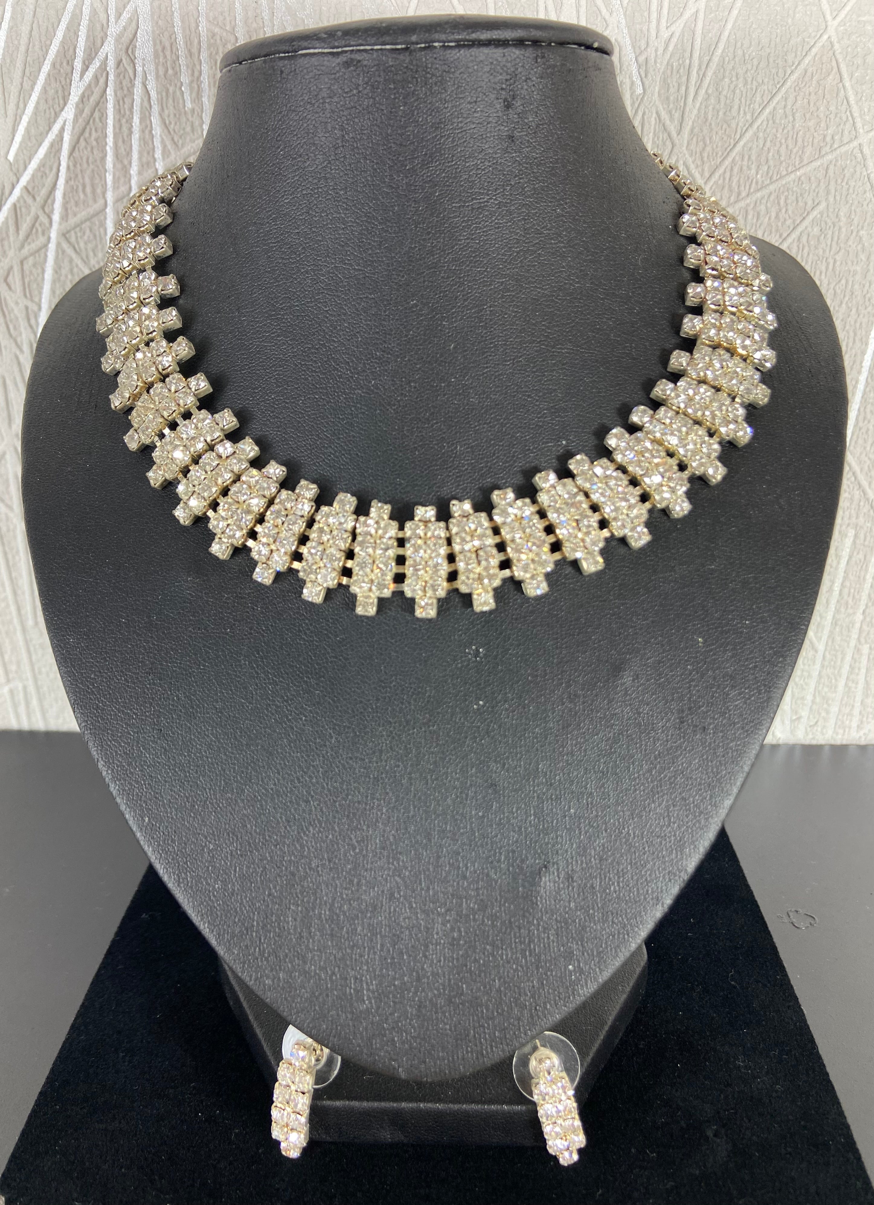 Parure en strass avec collier et boucles d'oreilles