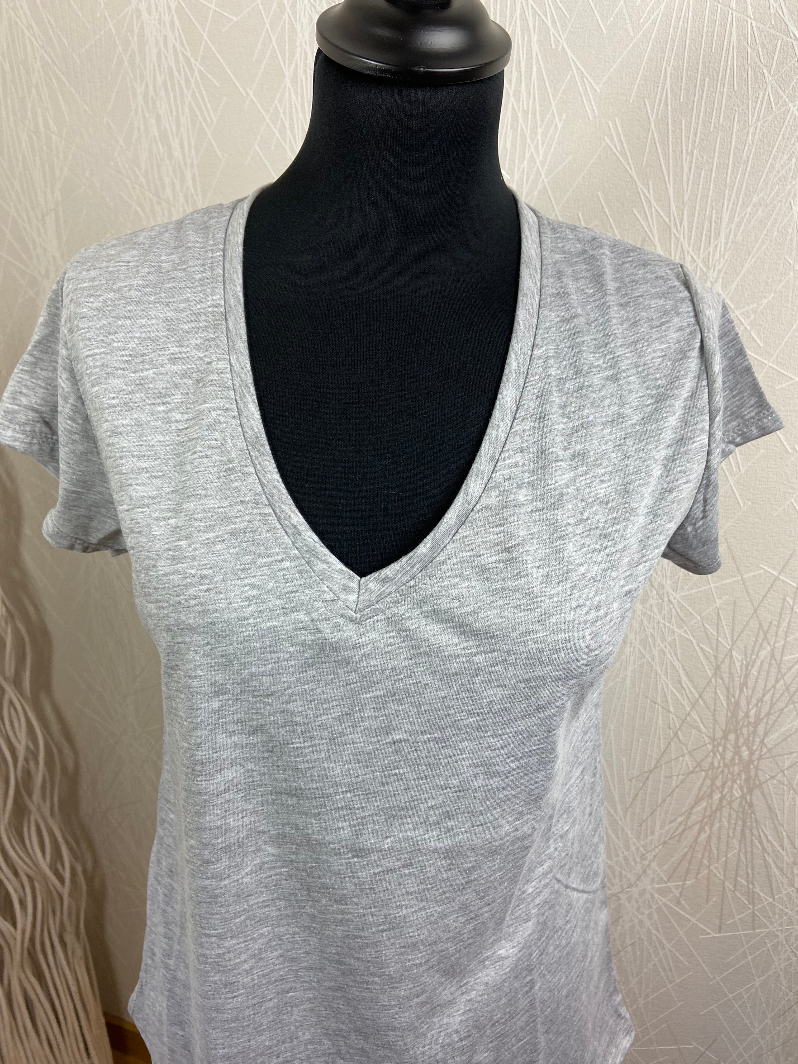 T-shirt manches courtes col V gris Adilynn