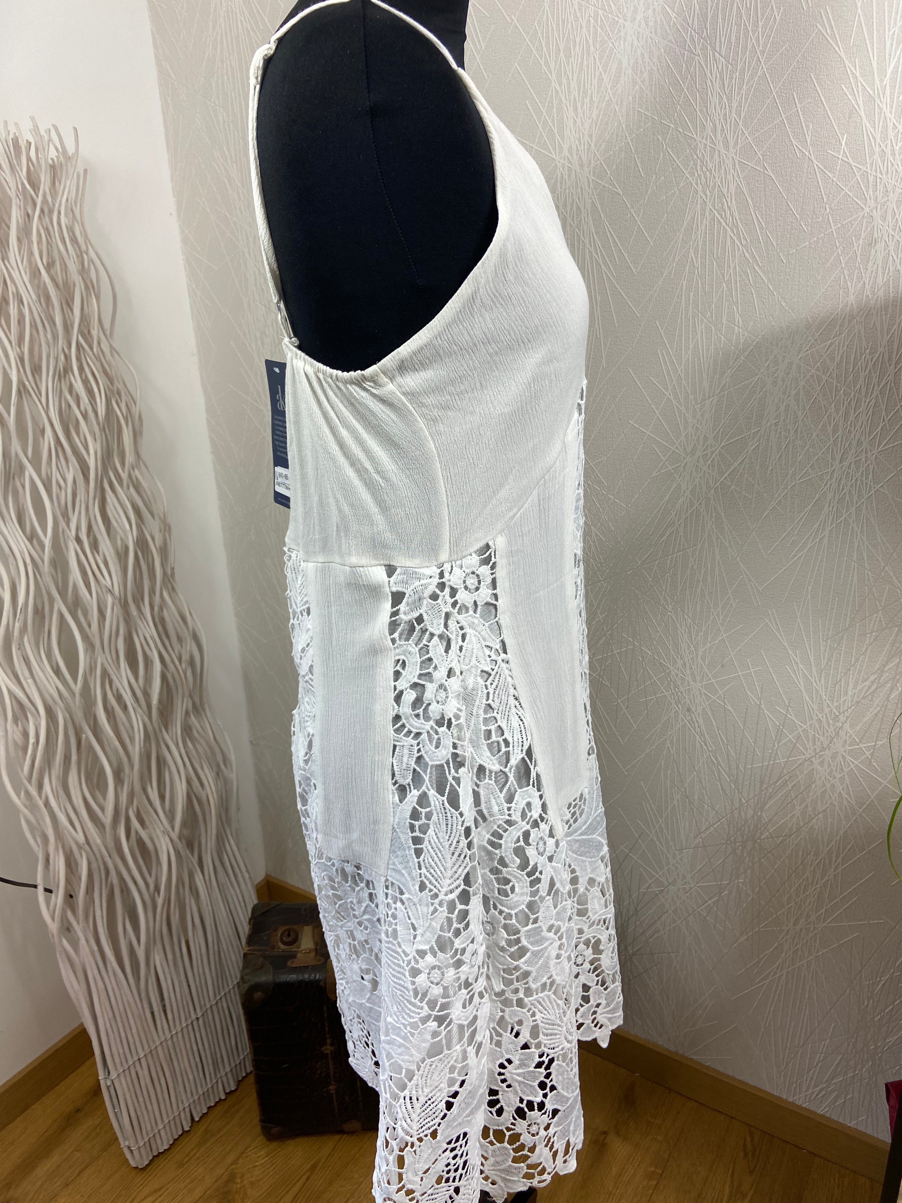 Robe blanche en dentelle doublée blanche Anna-Kaci - Offre-Unique