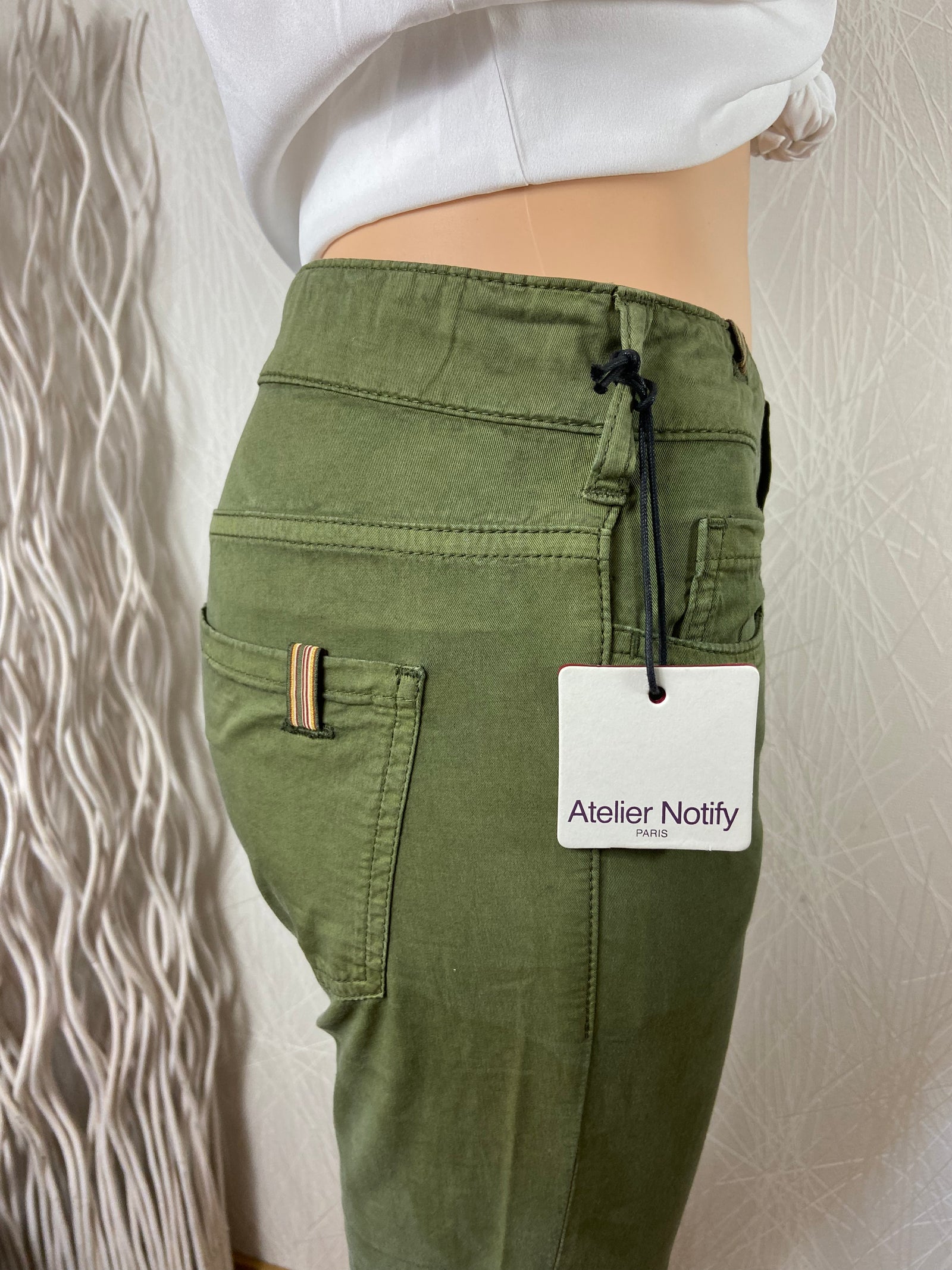 Pantalon vert coupe boyfriend modèle Bamboo Loose Gabardine Notify