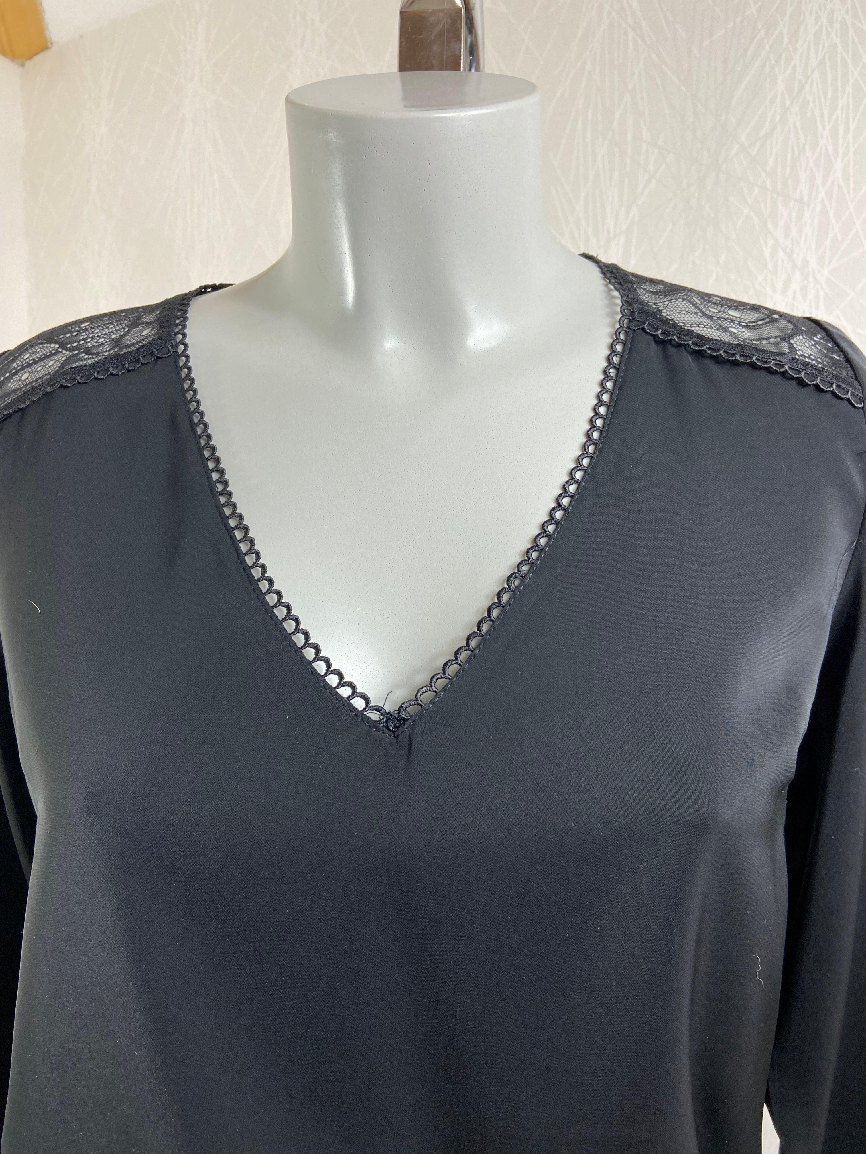 Blouse noire fluide épaules en dentelles Unika Paris