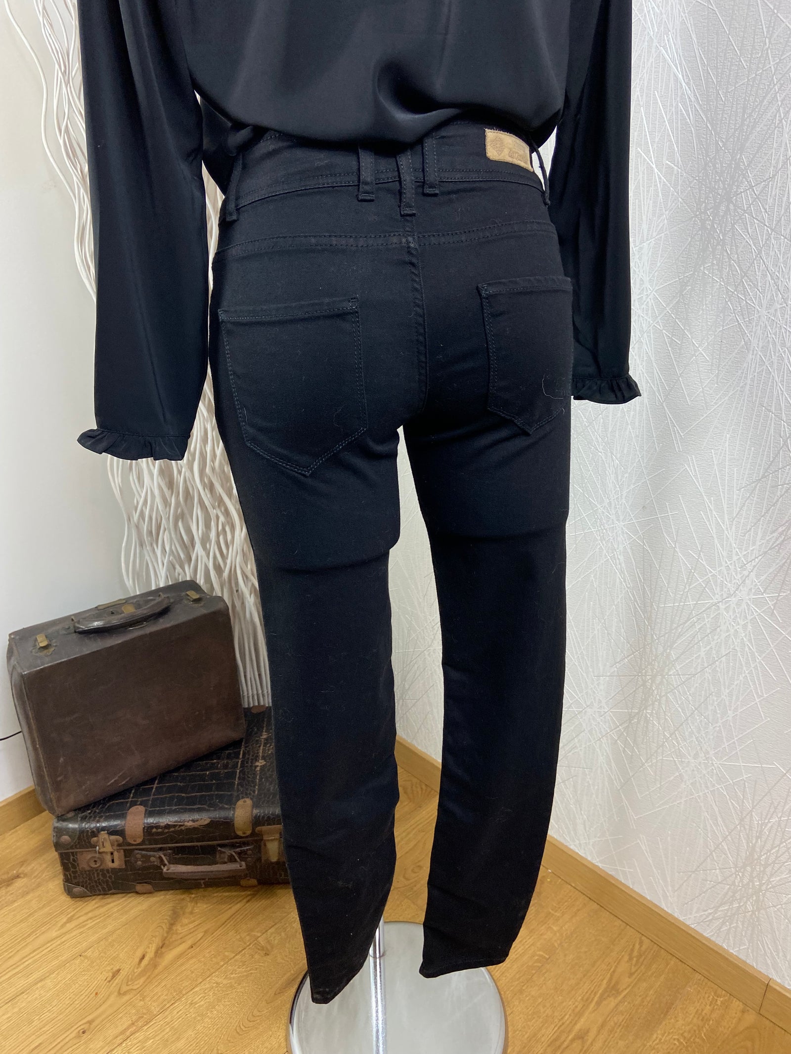 Jeans noir ultra confortable coupe slim cropped Le Comptoir des Quartiers