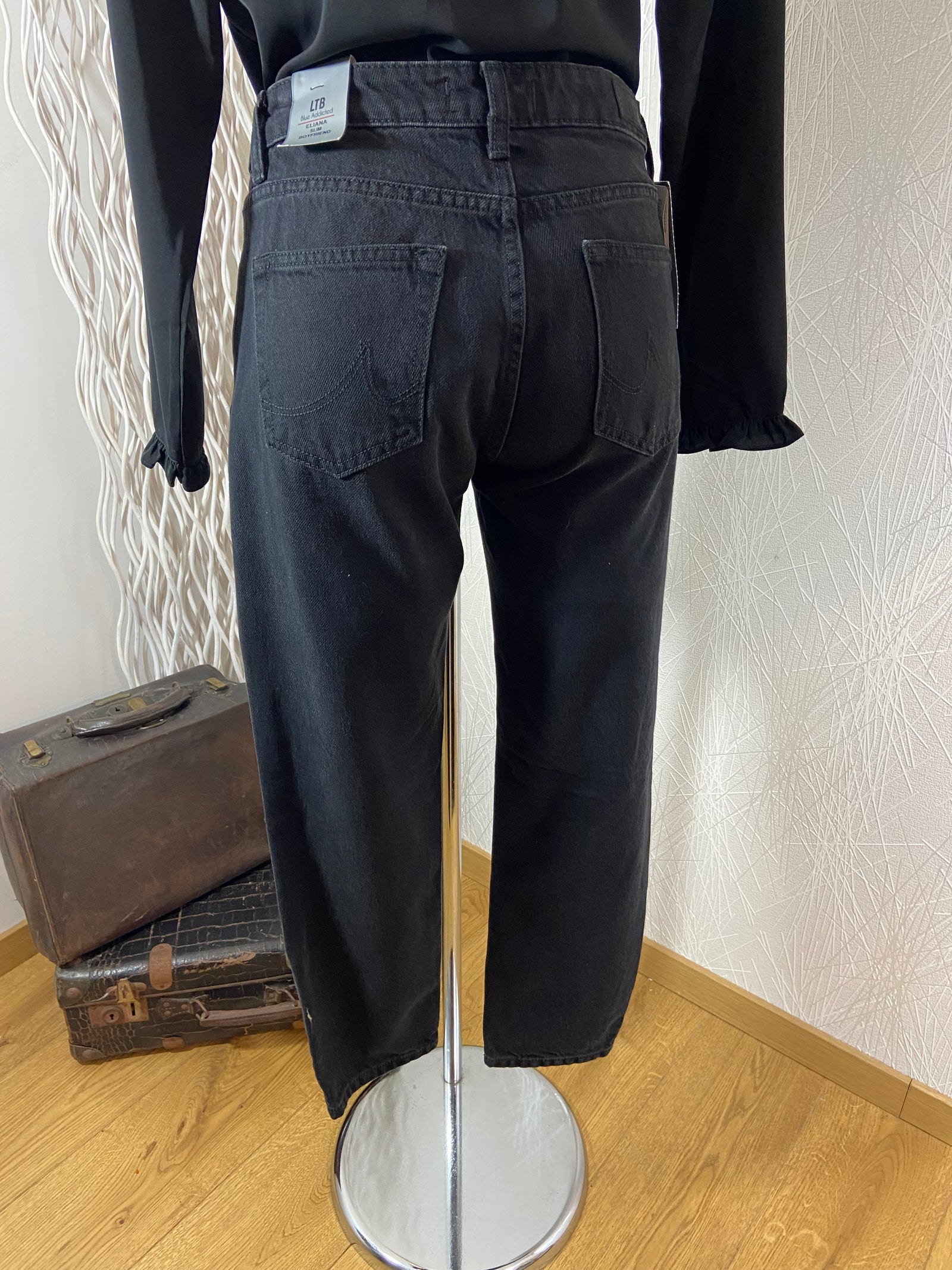 Jeans slim noir ultra confortable de la marque LBT