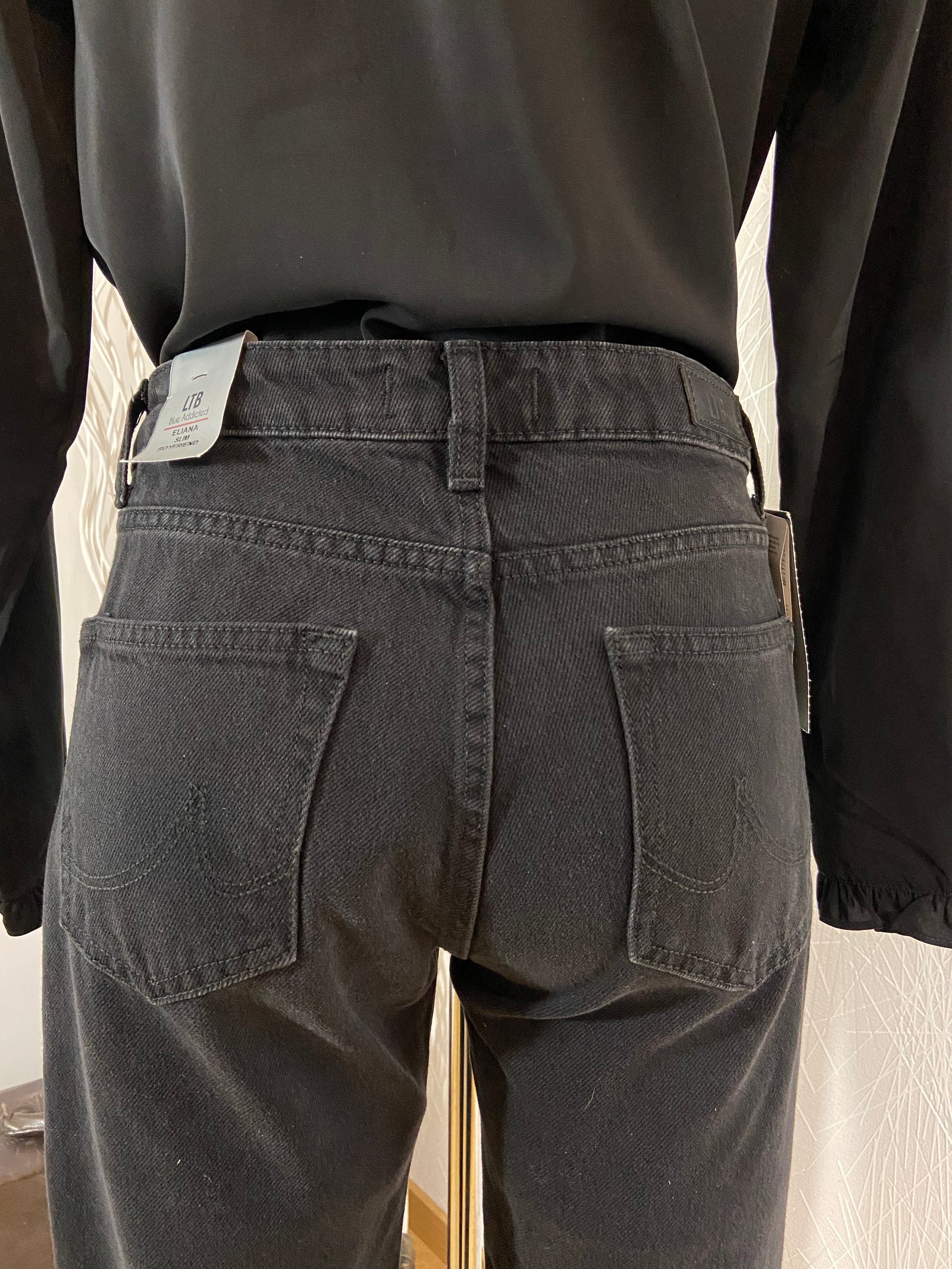 Jeans slim noir ultra confortable de la marque LBT