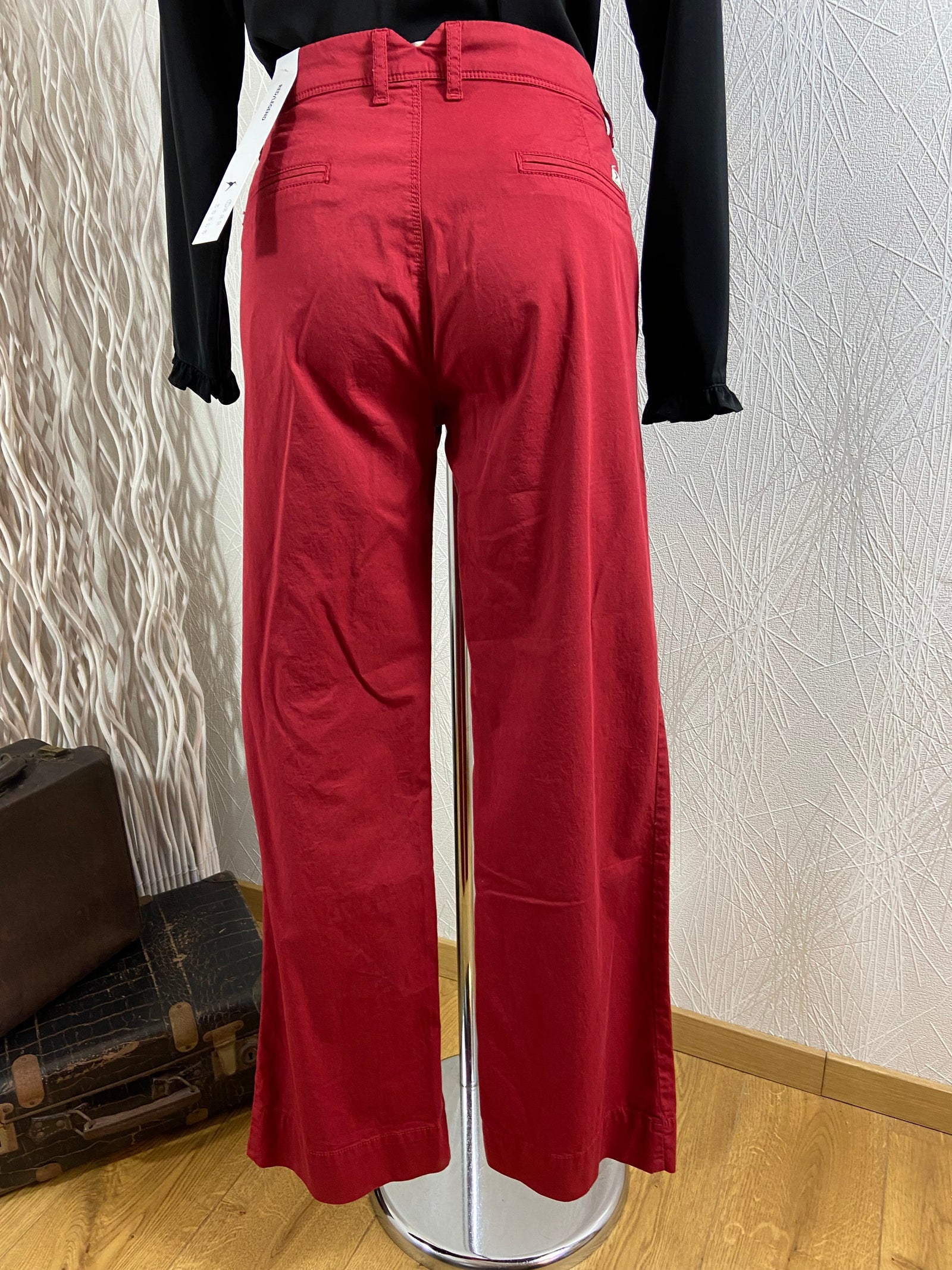 Pantalon vintage en toile rouge rubis modèle Louise Fit City Flare de Red Legend