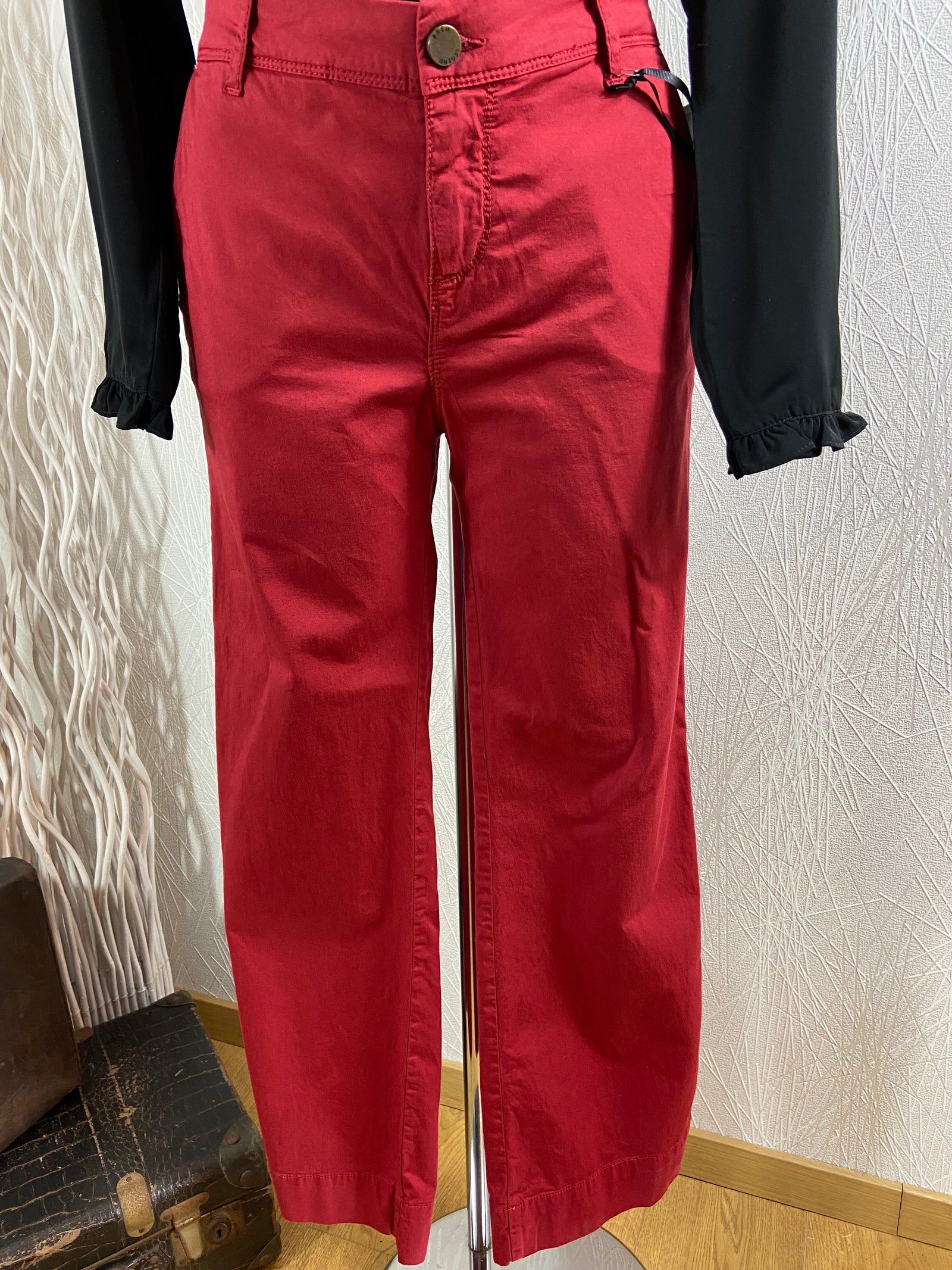 Pantalon vintage en toile rouge rubis modèle Louise Fit City Flare de Red Legend