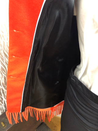 Veste longue orange à frange par le créateur Tabala Paris