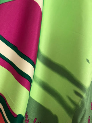 Foulard fantaisie coloré tons rouge vert  190 / 90 cm