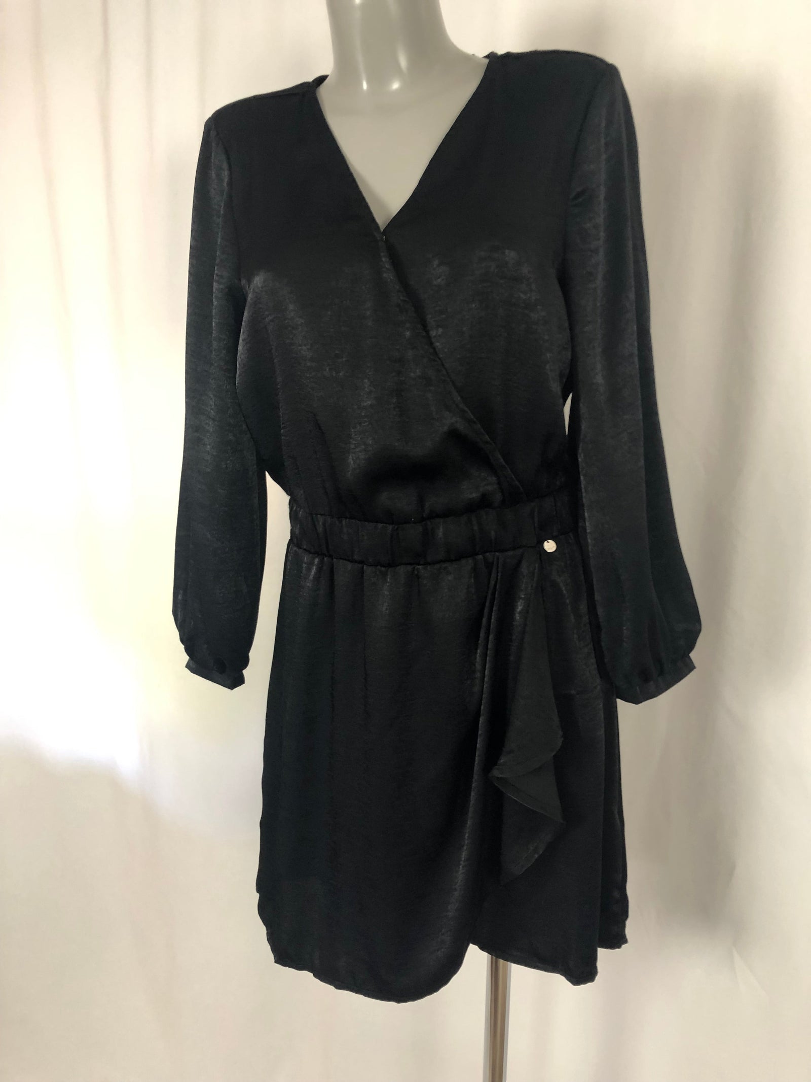 Robe noire courte satin portefeuille manches longues Deeluxe