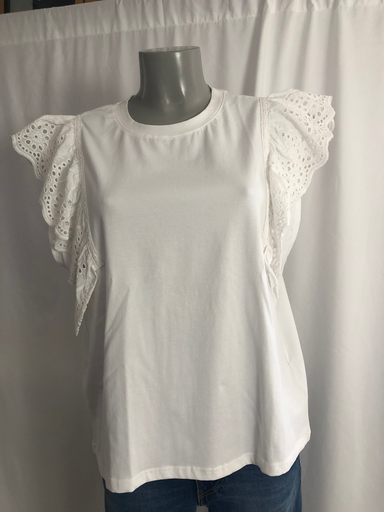 Top blanc sans manches volants broderies coton Desires