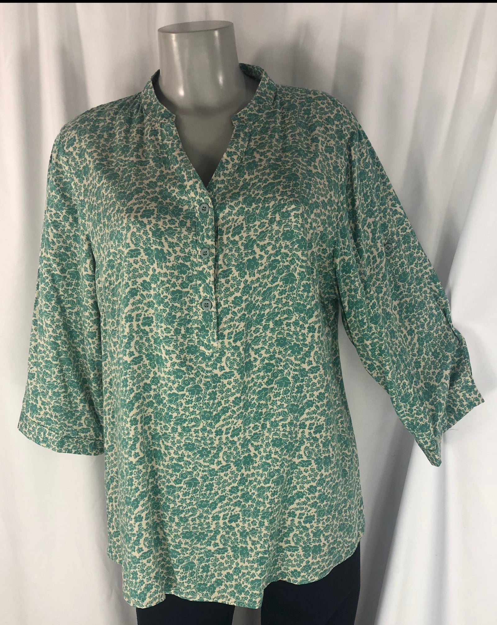 Blouse fluide à fleurs dans les tons vert léger World Fashion