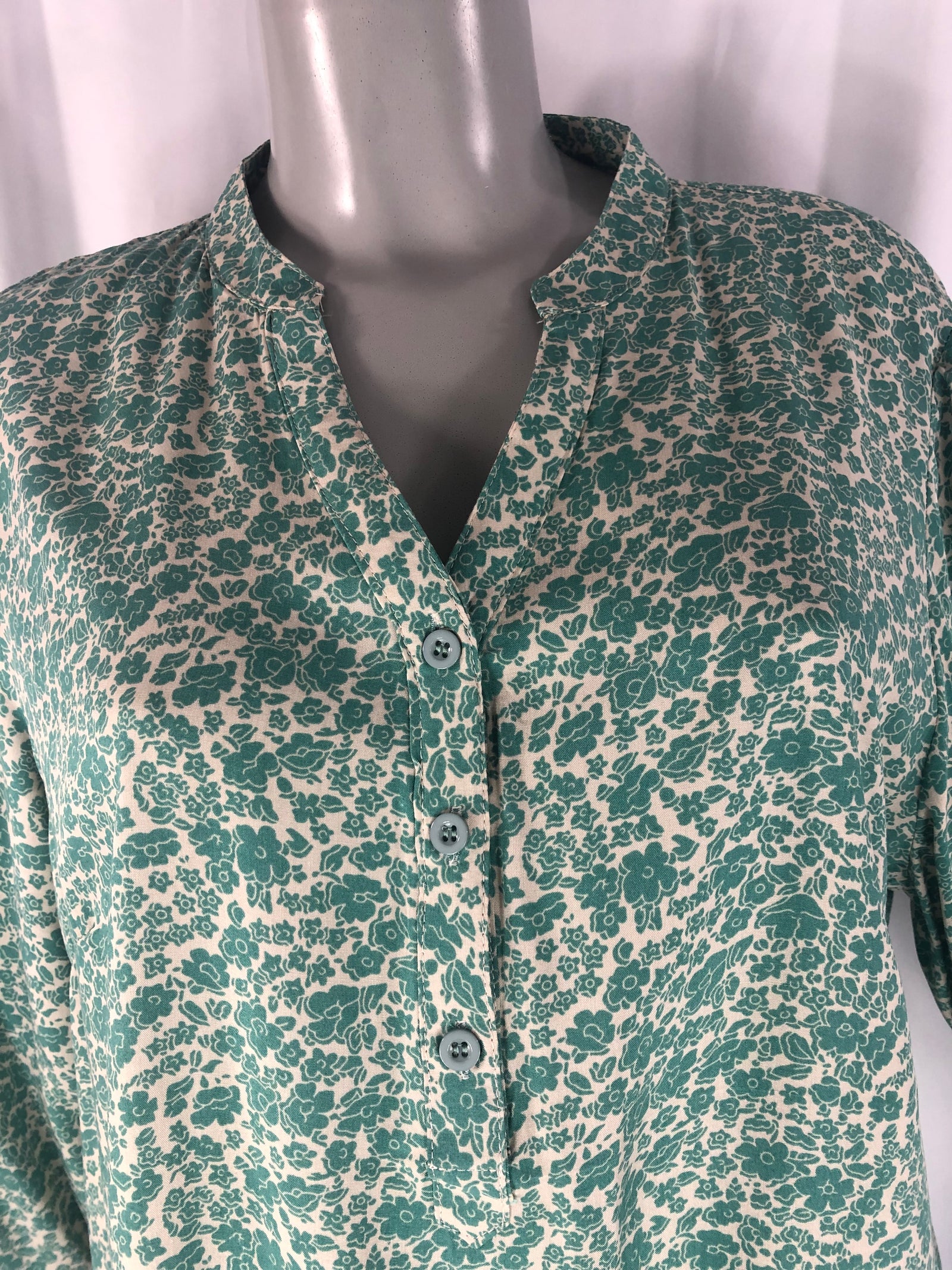 Blouse fluide à fleurs dans les tons vert léger World Fashion