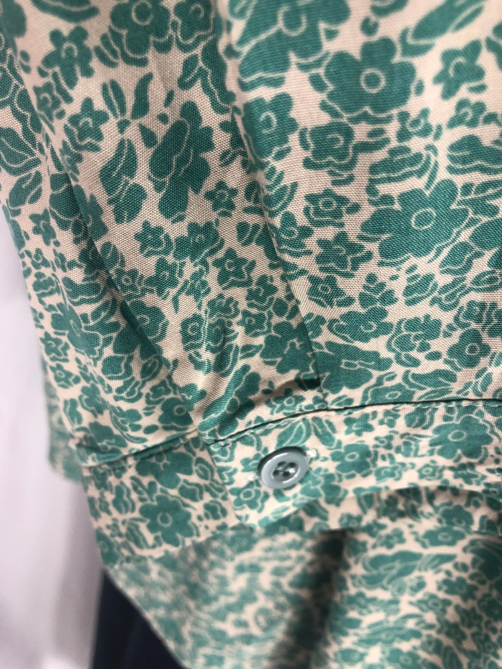 Blouse fluide à fleurs dans les tons vert léger World Fashion