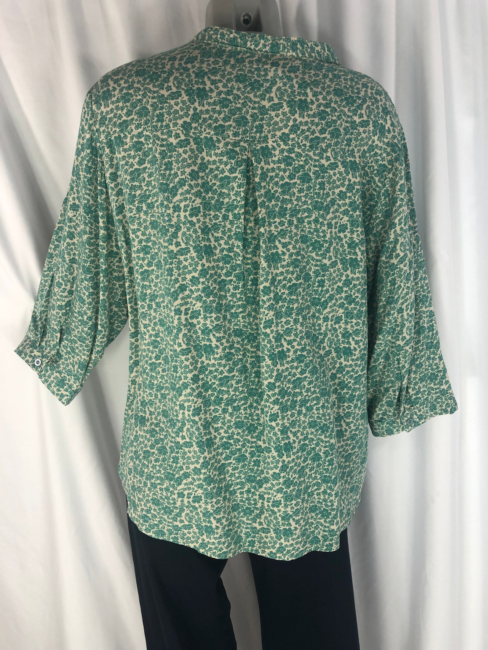 Blouse fluide à fleurs dans les tons vert léger World Fashion