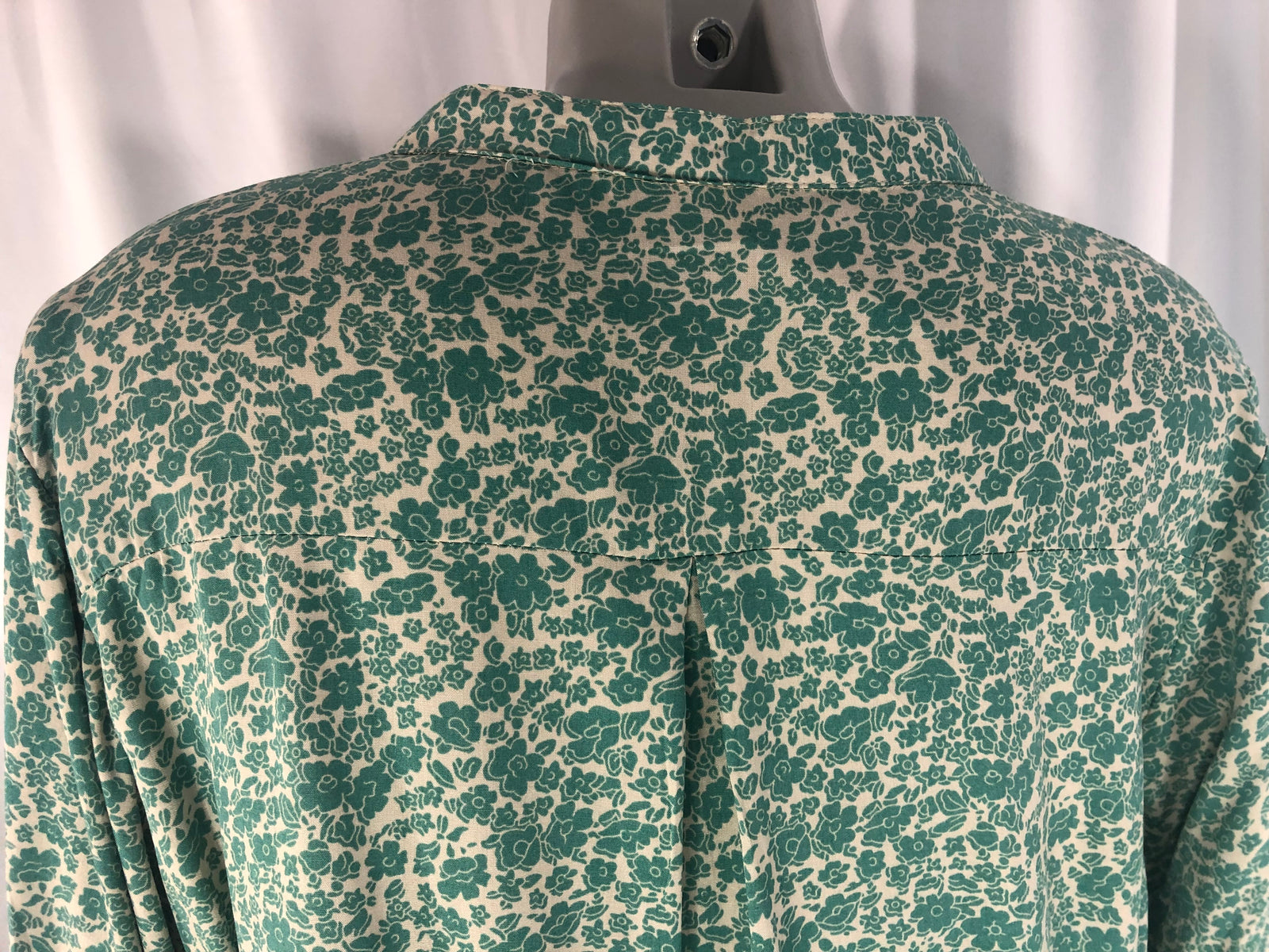 Blouse fluide à fleurs dans les tons vert léger World Fashion