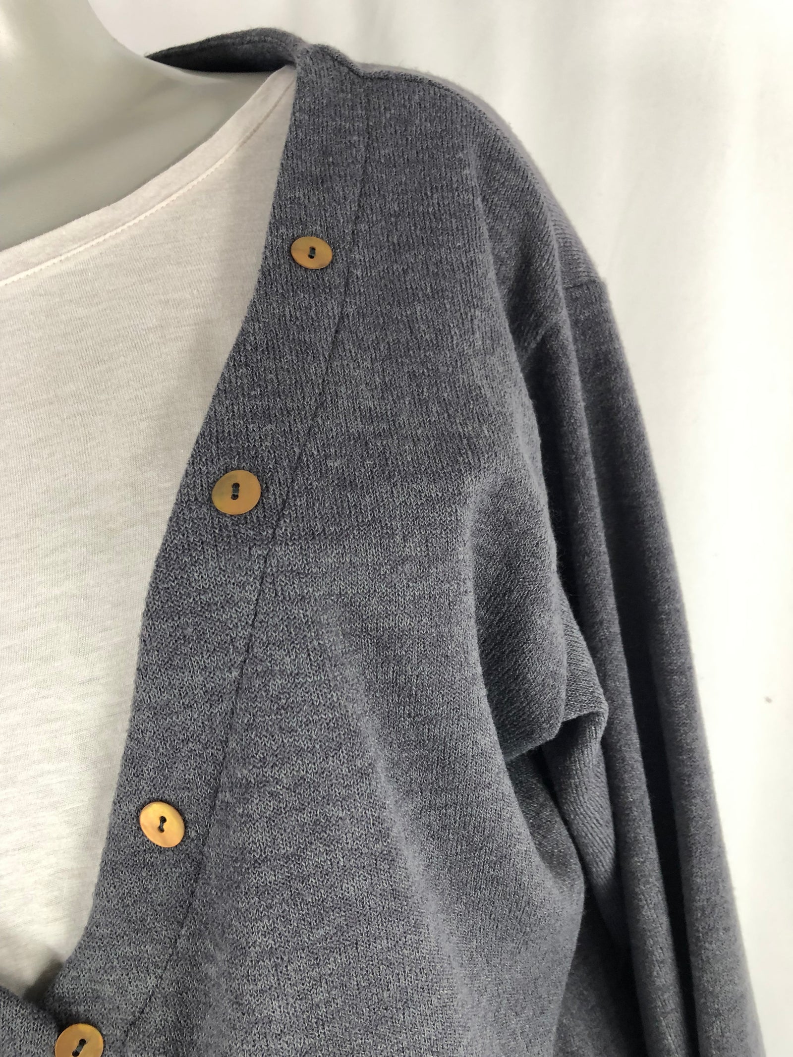 Gilet gris entièrement boutonné à encolure en V