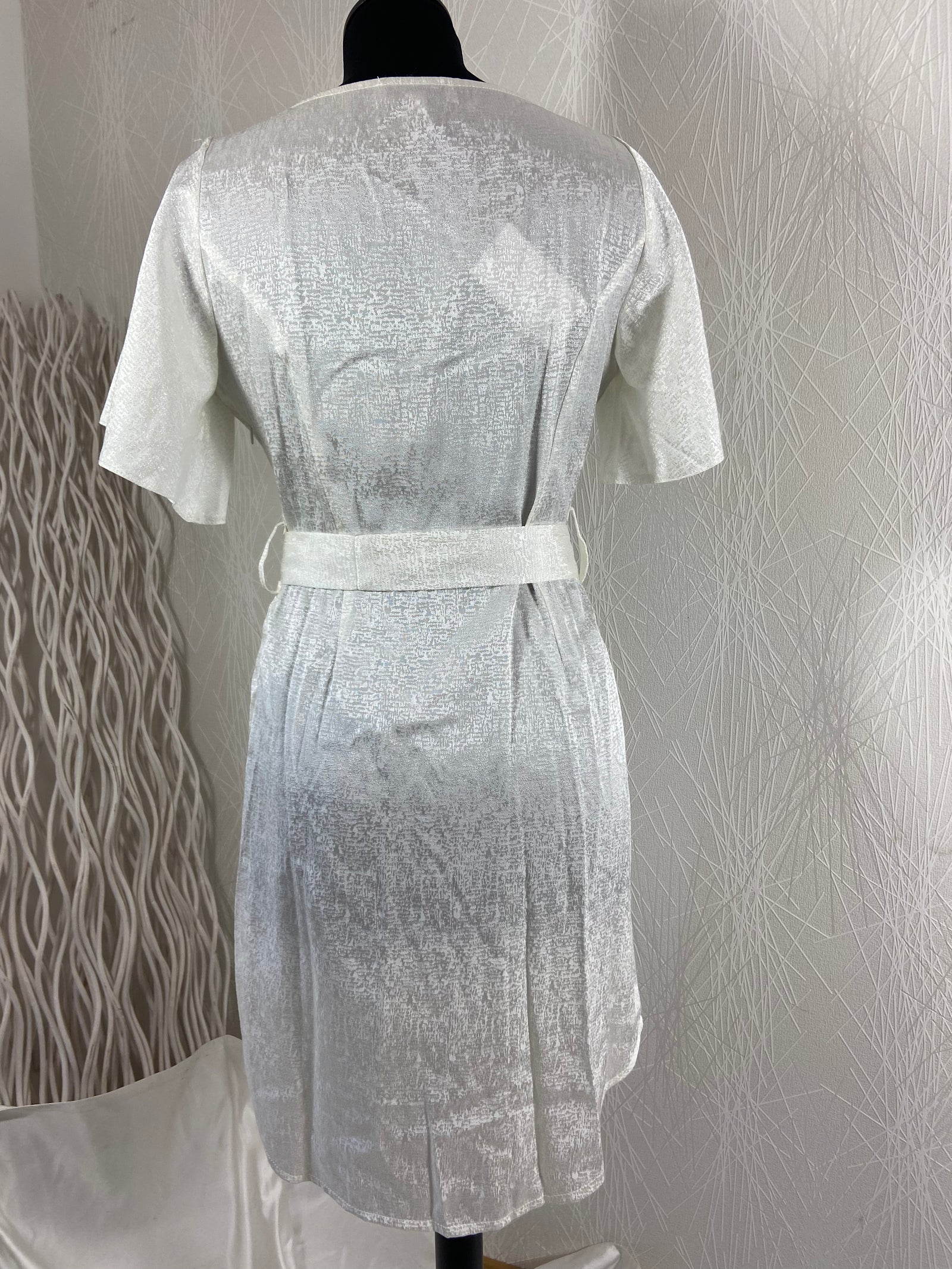 Robe courte blanche satinée haut de gamme Opullence