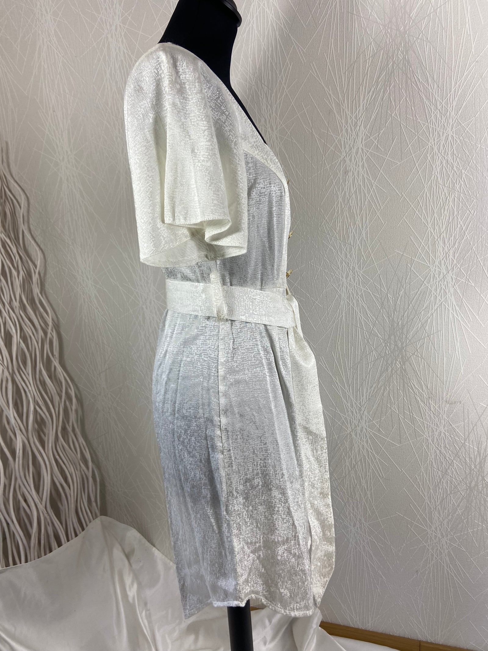 Robe courte blanche satinée haut de gamme Opullence