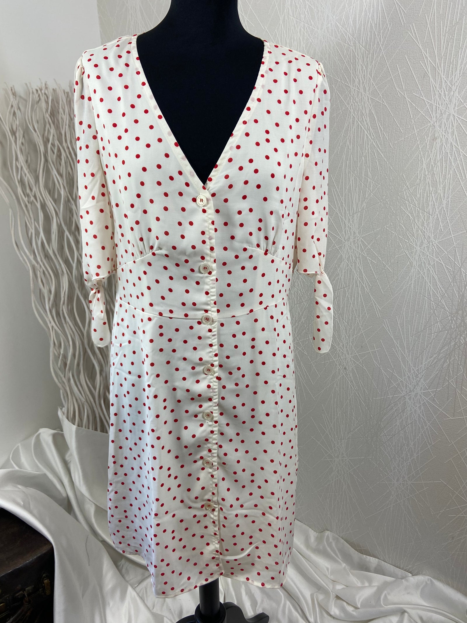 Robe légère midi blanche pois rouge manches courtes flot La Petite Étoile