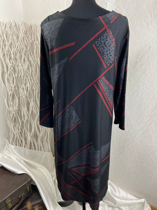 Robe longue noire rouge coupe droite motifs géométriques grande taille Neslay