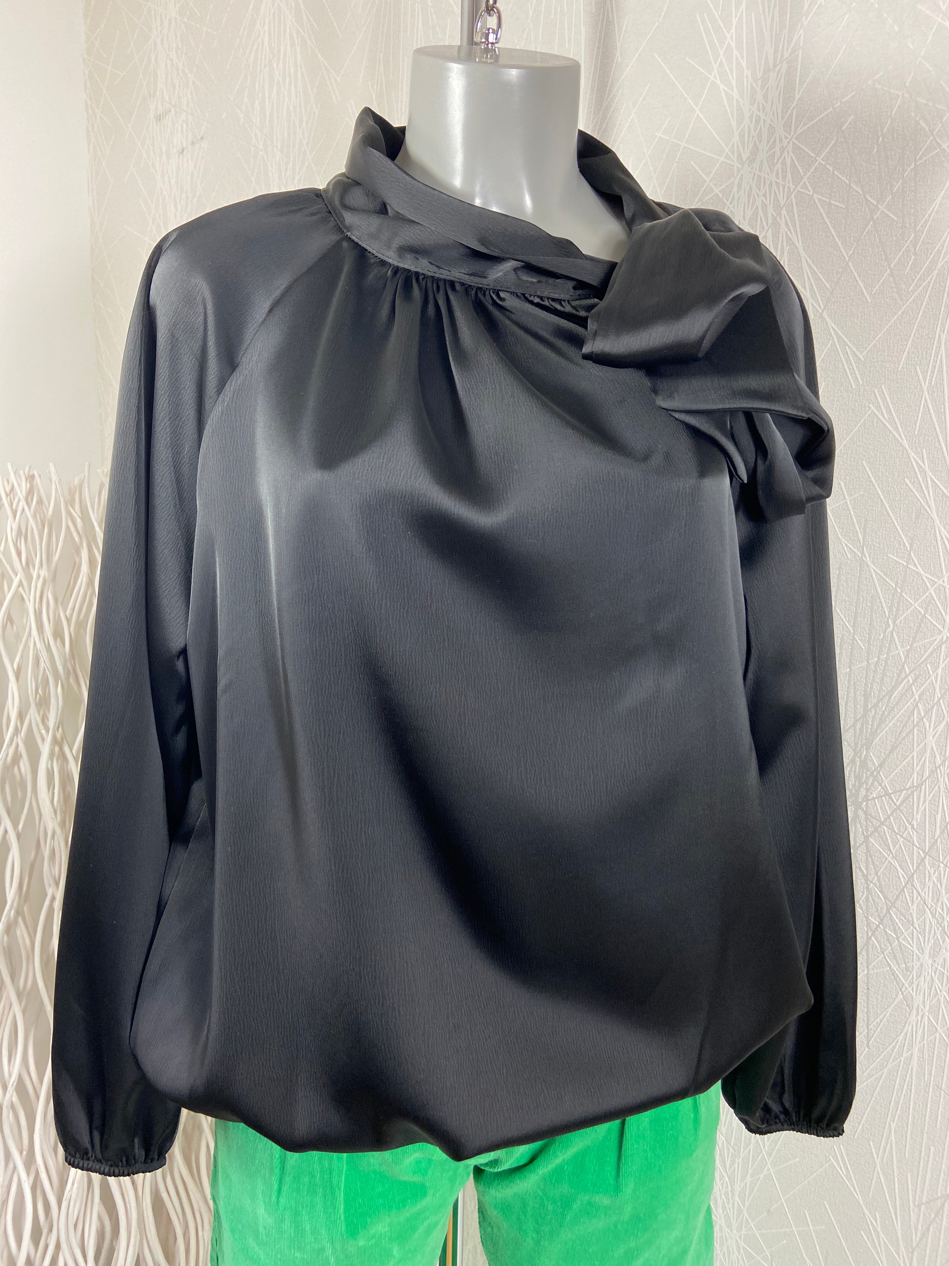 Blouse ample noire tissu satin avec flot Victoria