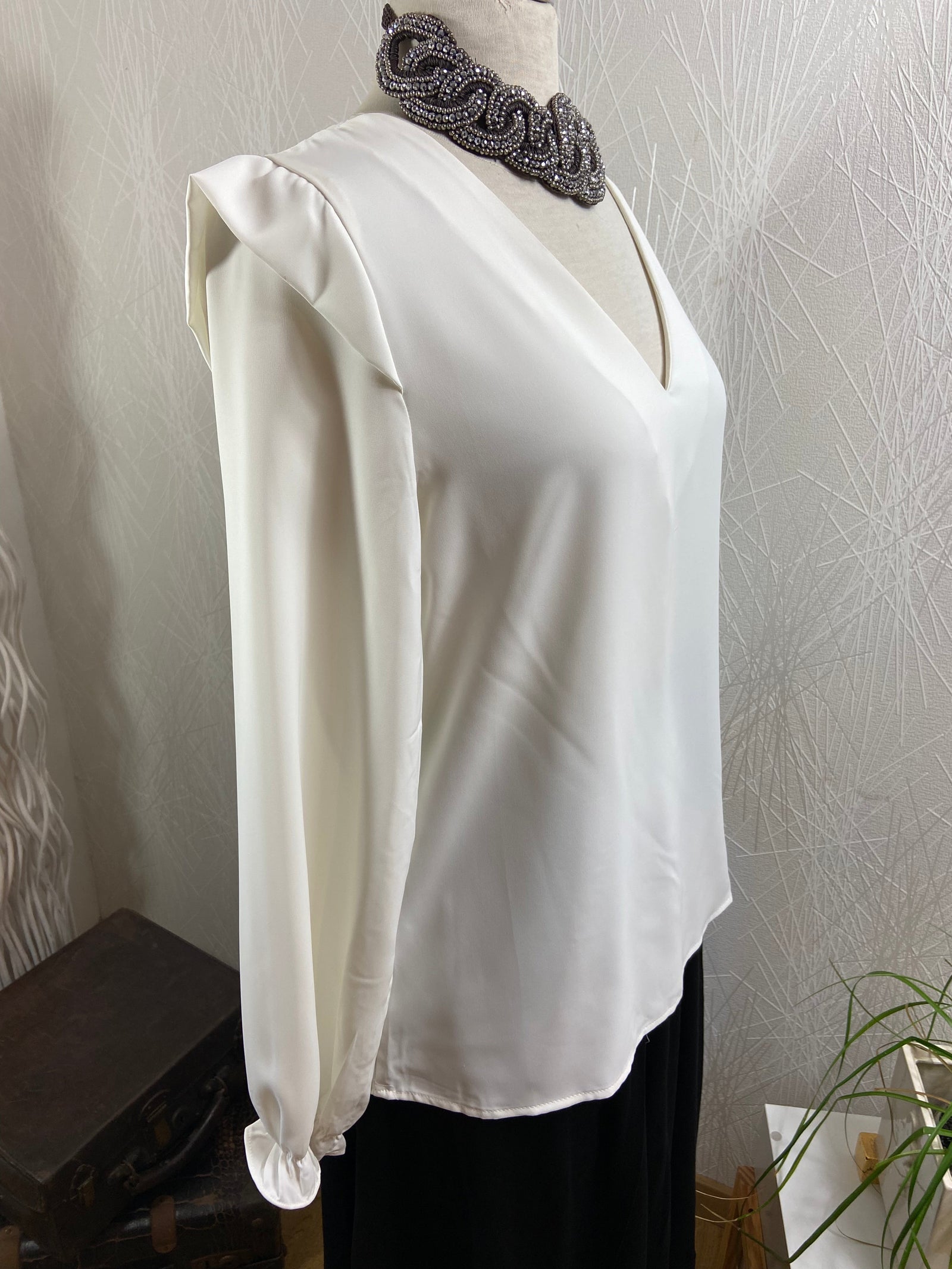 Blouse blanche décolleté V dentelle lacet Unika