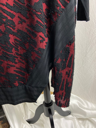 Robe rouge et noire ample manches longues tissu structuré grande taille Neslay