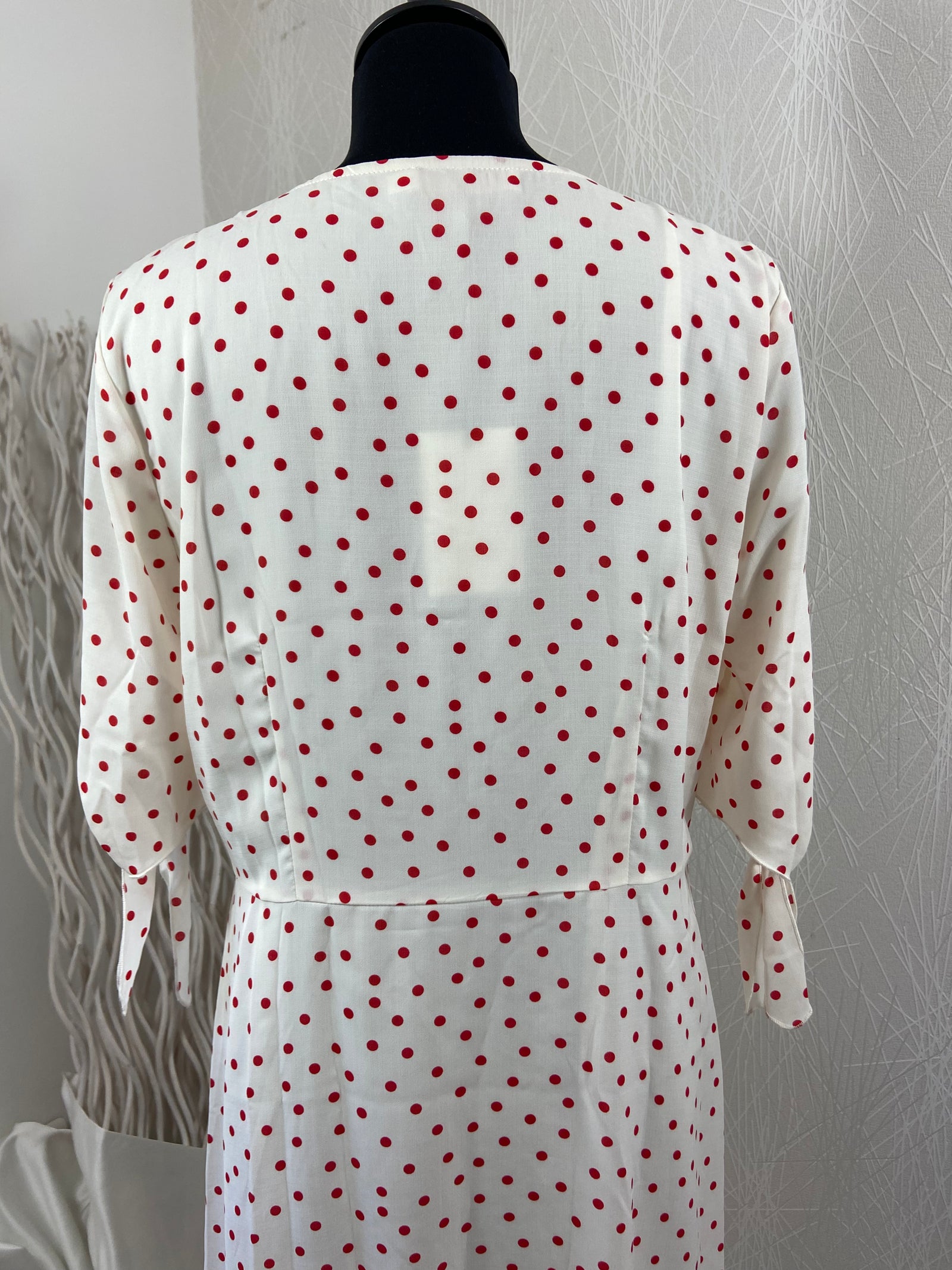 Robe légère midi blanche pois rouge manches courtes flot La Petite Étoile