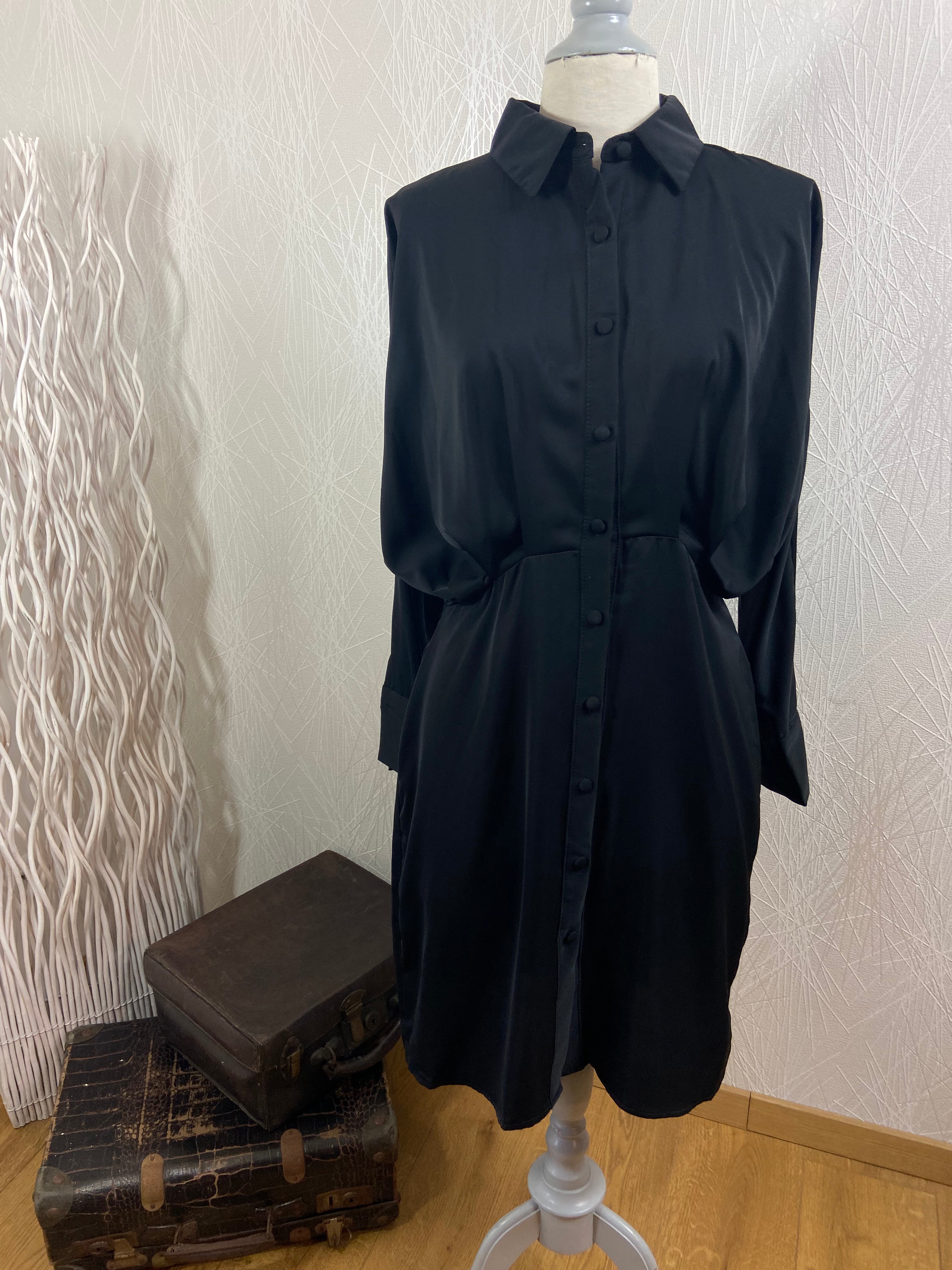 Robe noire cintrée à la taille avec dentelle Unika - Offre-Unique