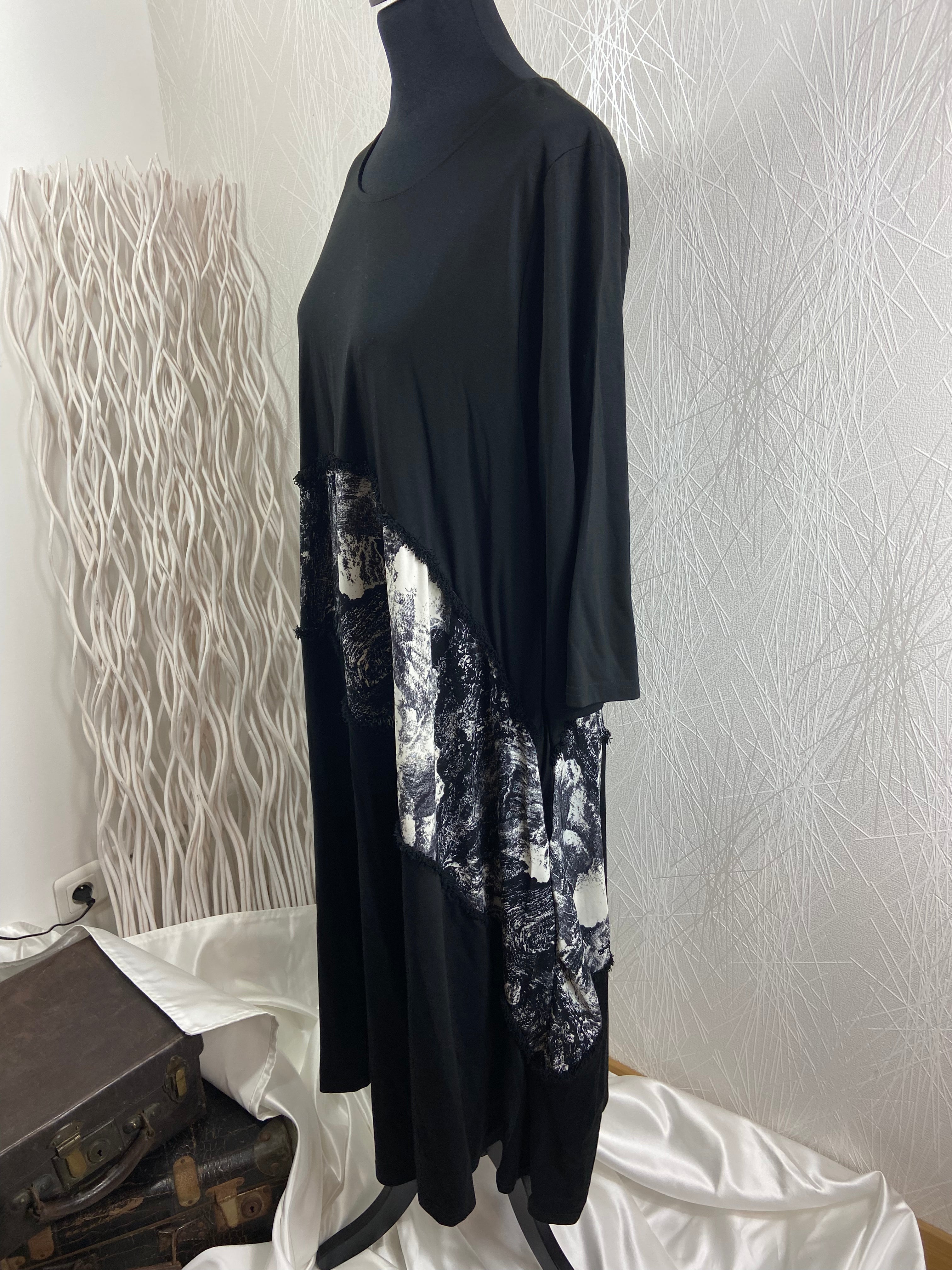 Robe noire et grise à motifs manches 3/4 grande taille Neslay - Offre-Unique