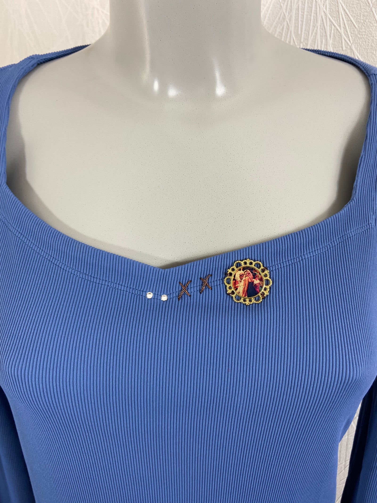 Pull-over léger bleu haut de gamme stickers en broderie Elisa Cavaletti