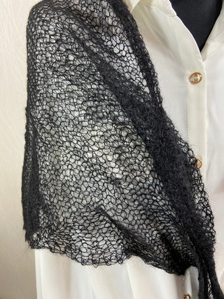Châle noir mohair et soie tricoté main de la marque substance Biarritz