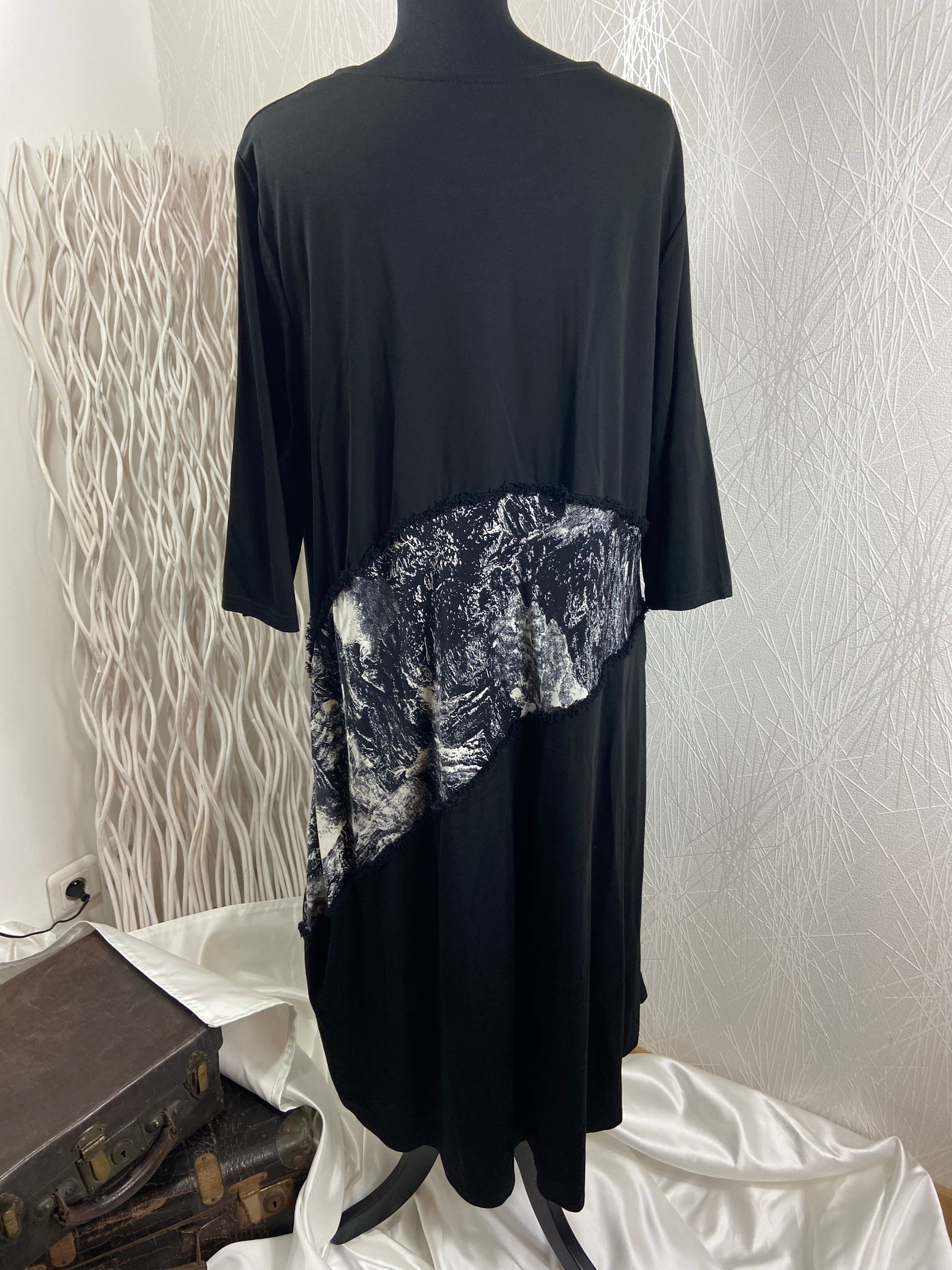 Robe noire et grise à motifs manches 3/4 grande taille Neslay - Offre-Unique