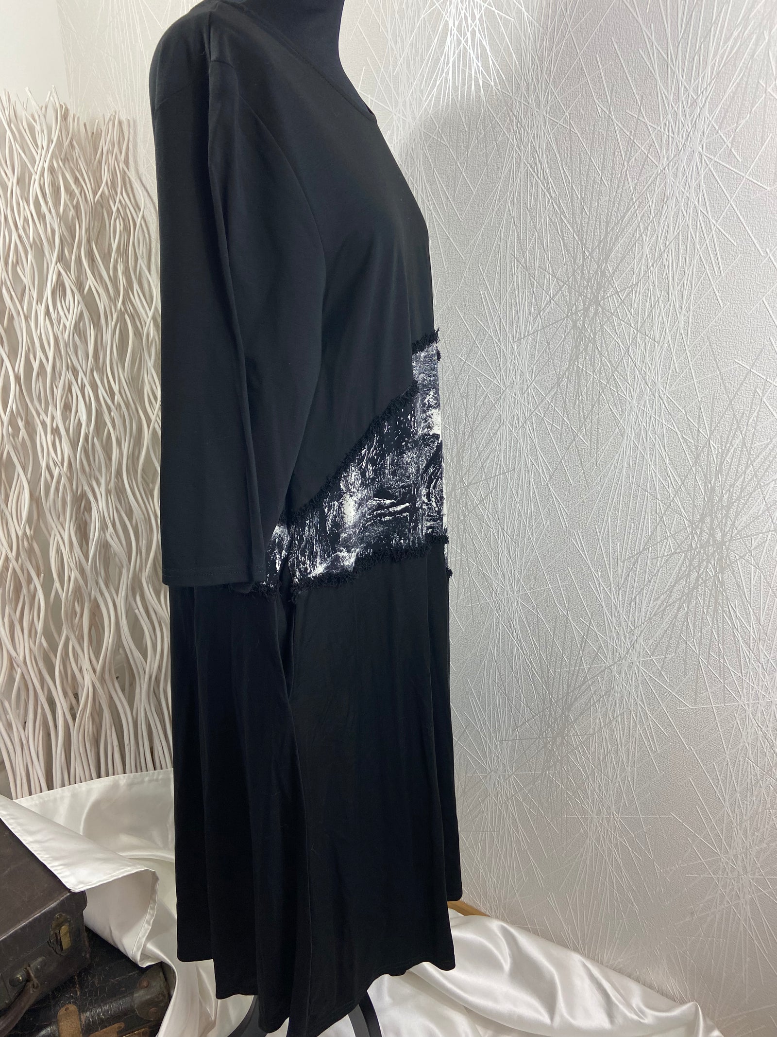 Robe noire et grise à motifs manches 3/4 grande taille Neslay - Offre-Unique