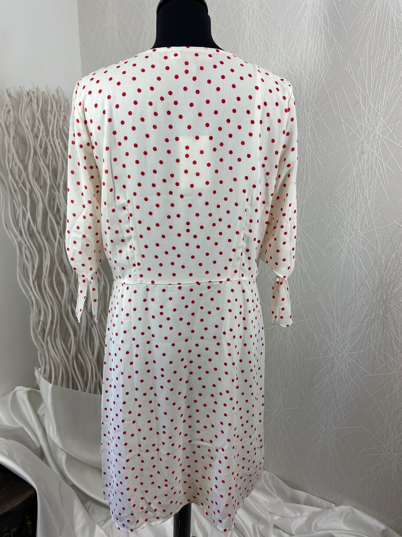 Robe légère midi blanche pois rouge manches courtes flot La Petite Étoile