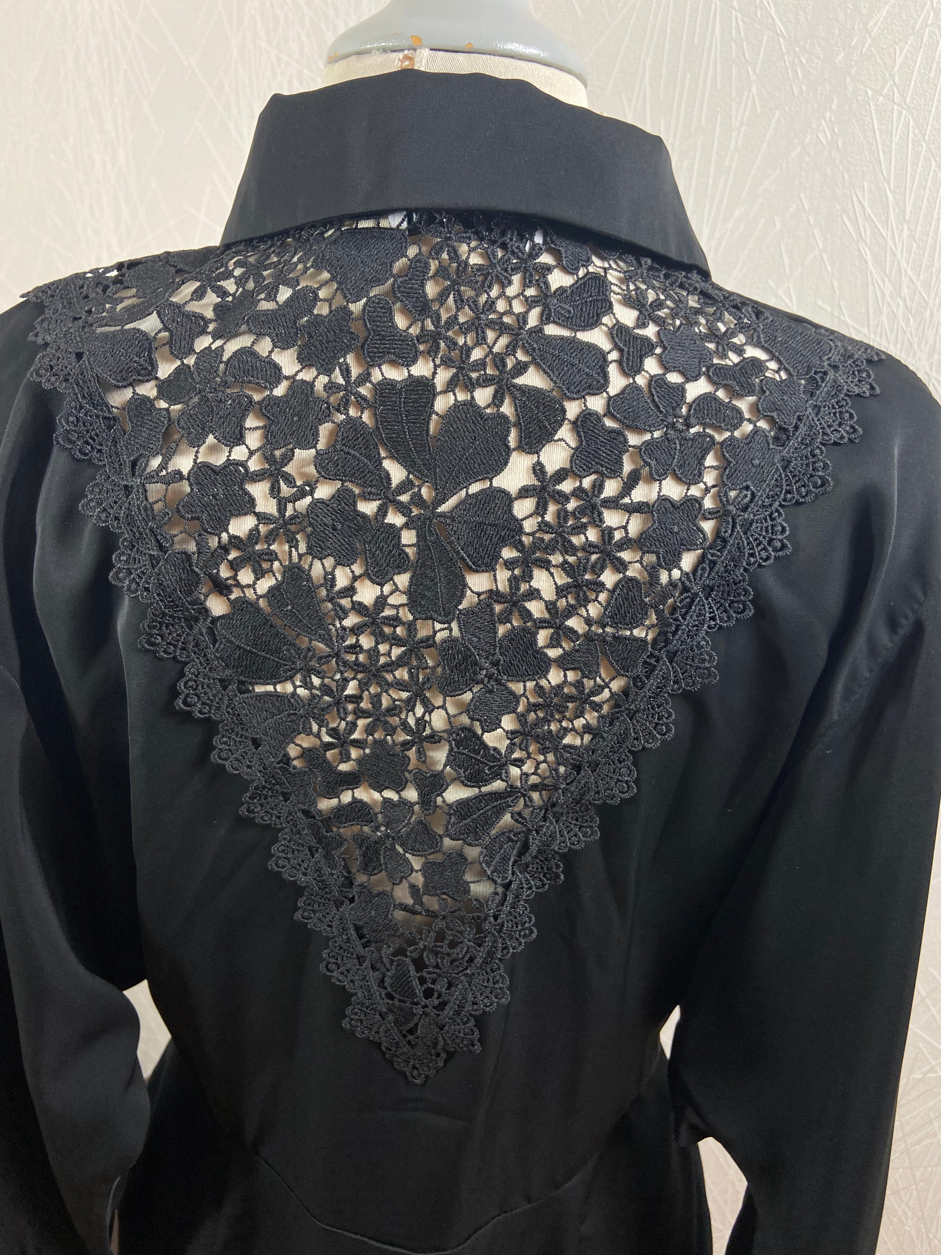 Robe noire cintrée à la taille avec dentelle Unika - Offre-Unique