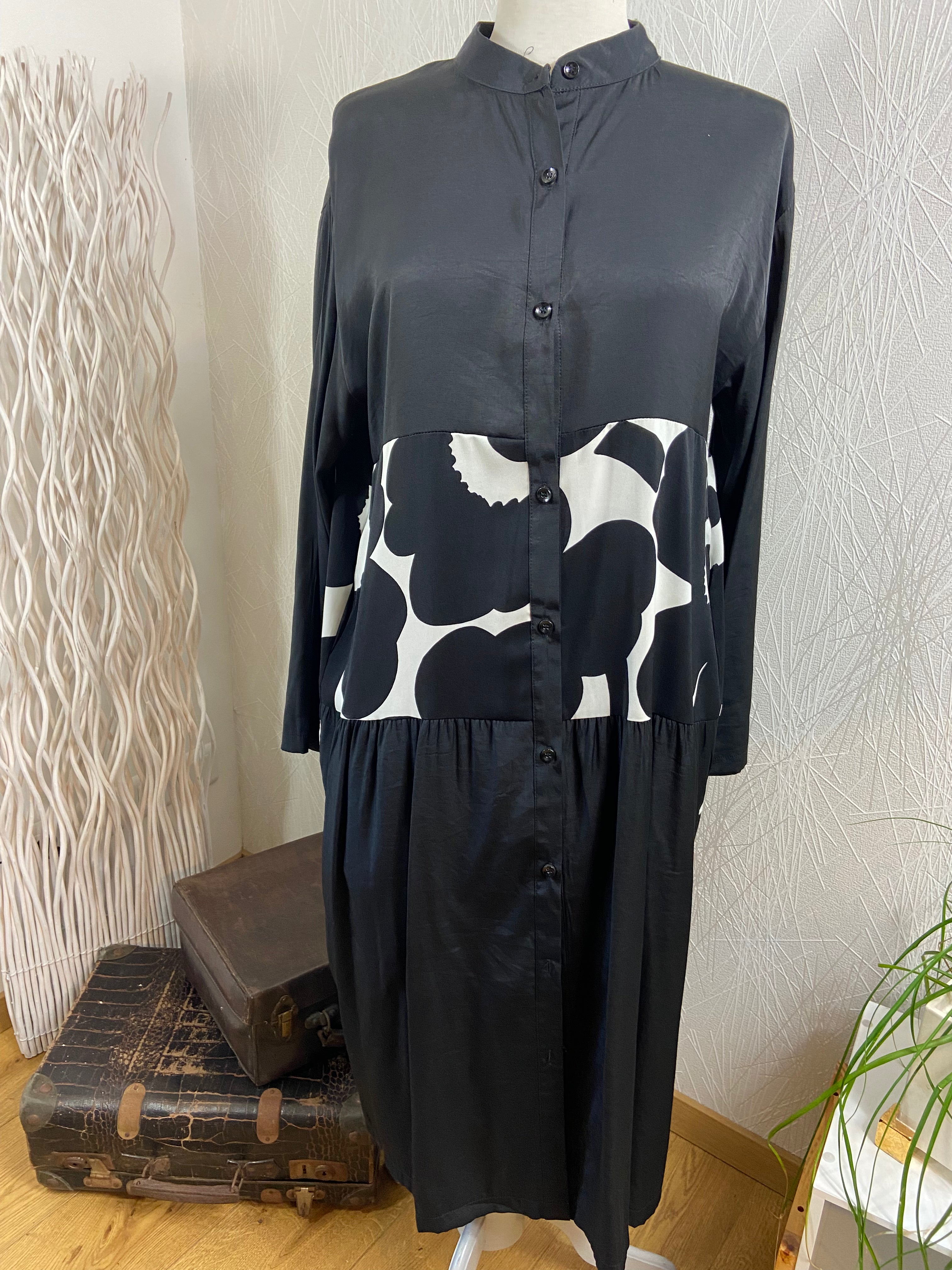 Robe noire et blanche boutonnée avec poches col ras du cou Neslay - Offre-Unique