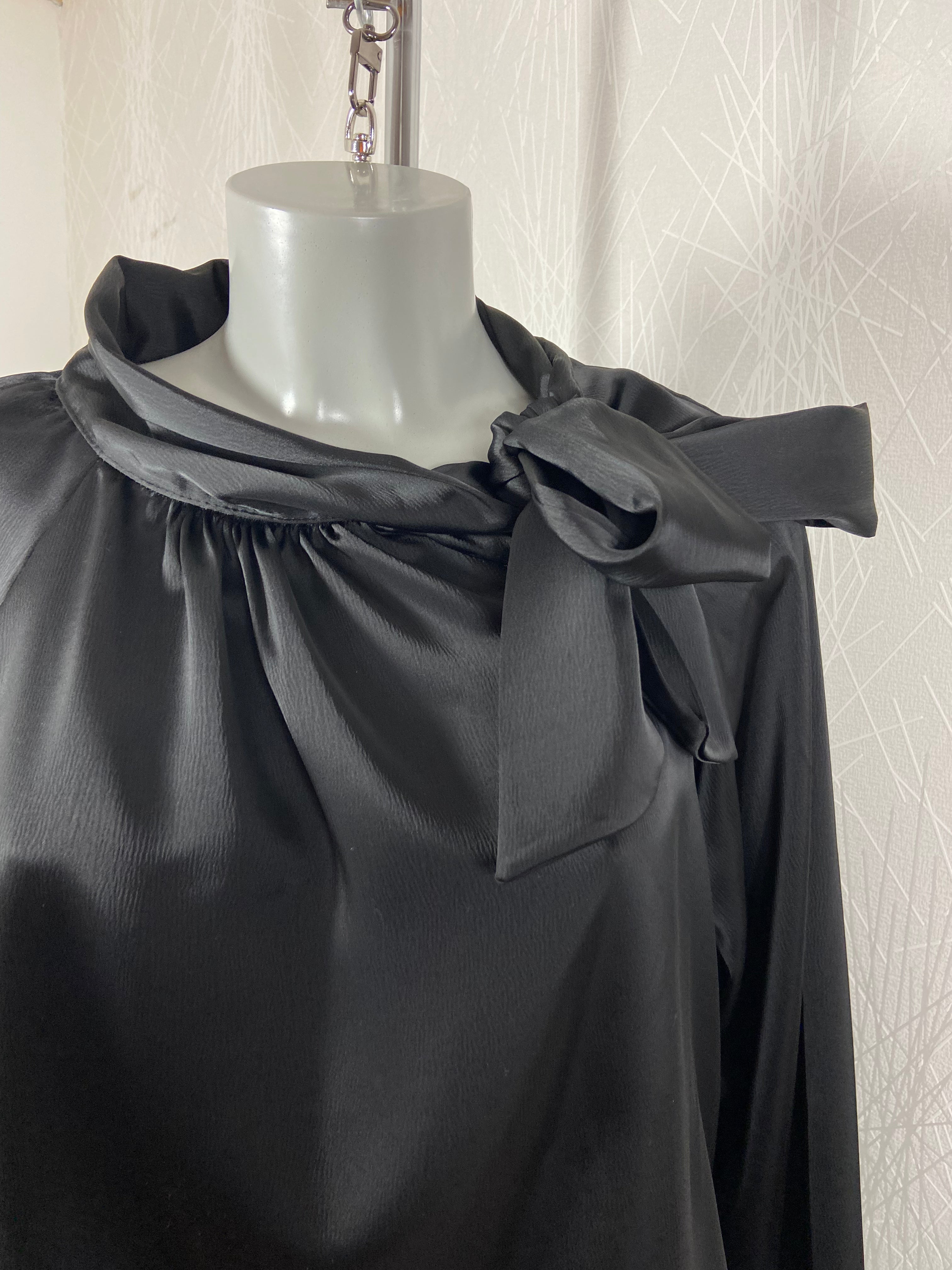 Blouse ample noire tissu satin avec flot Victoria