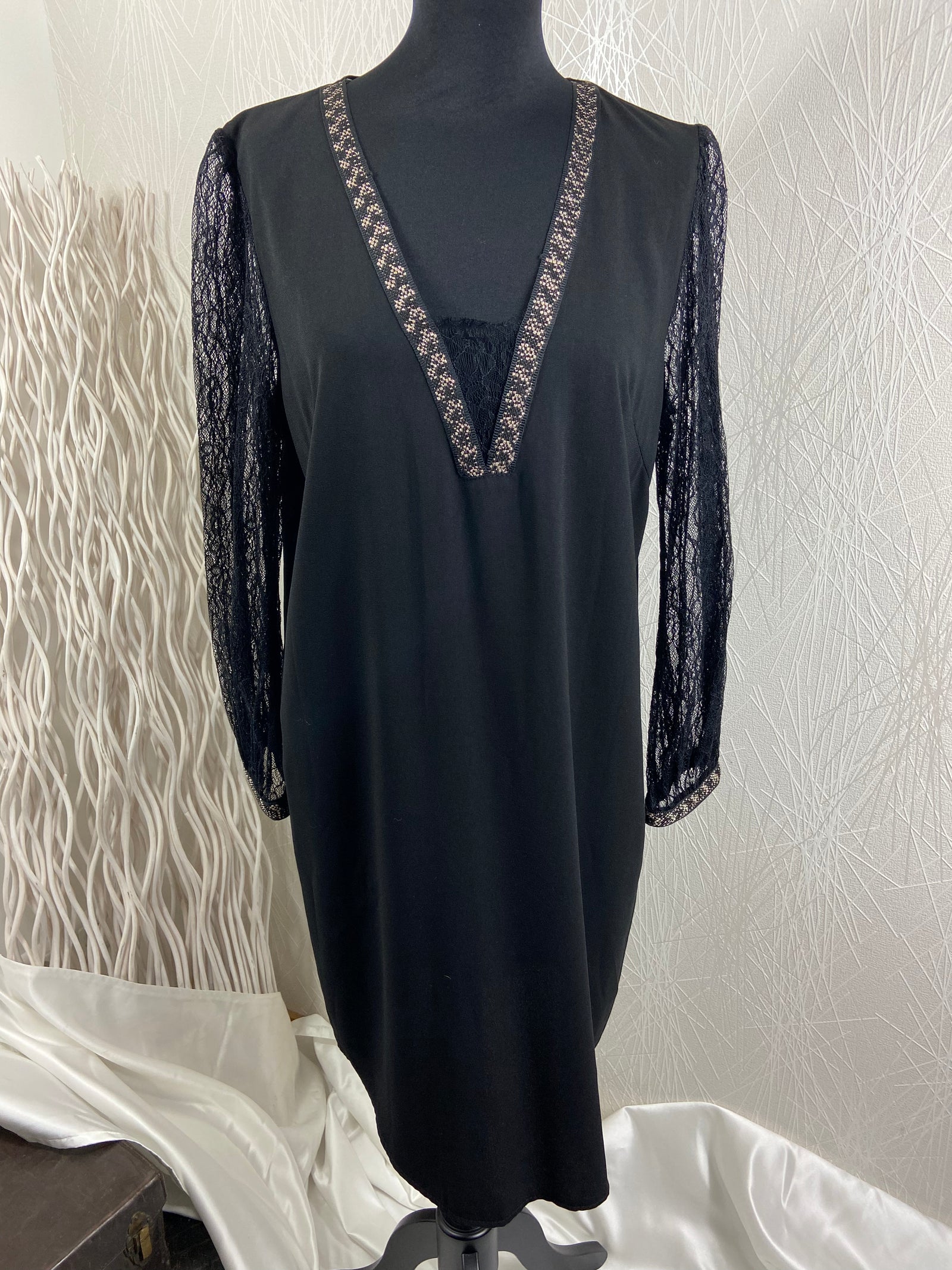 Robe noire dentelle broderie coupe droite manches longues Ema Blues - Offre-Unique