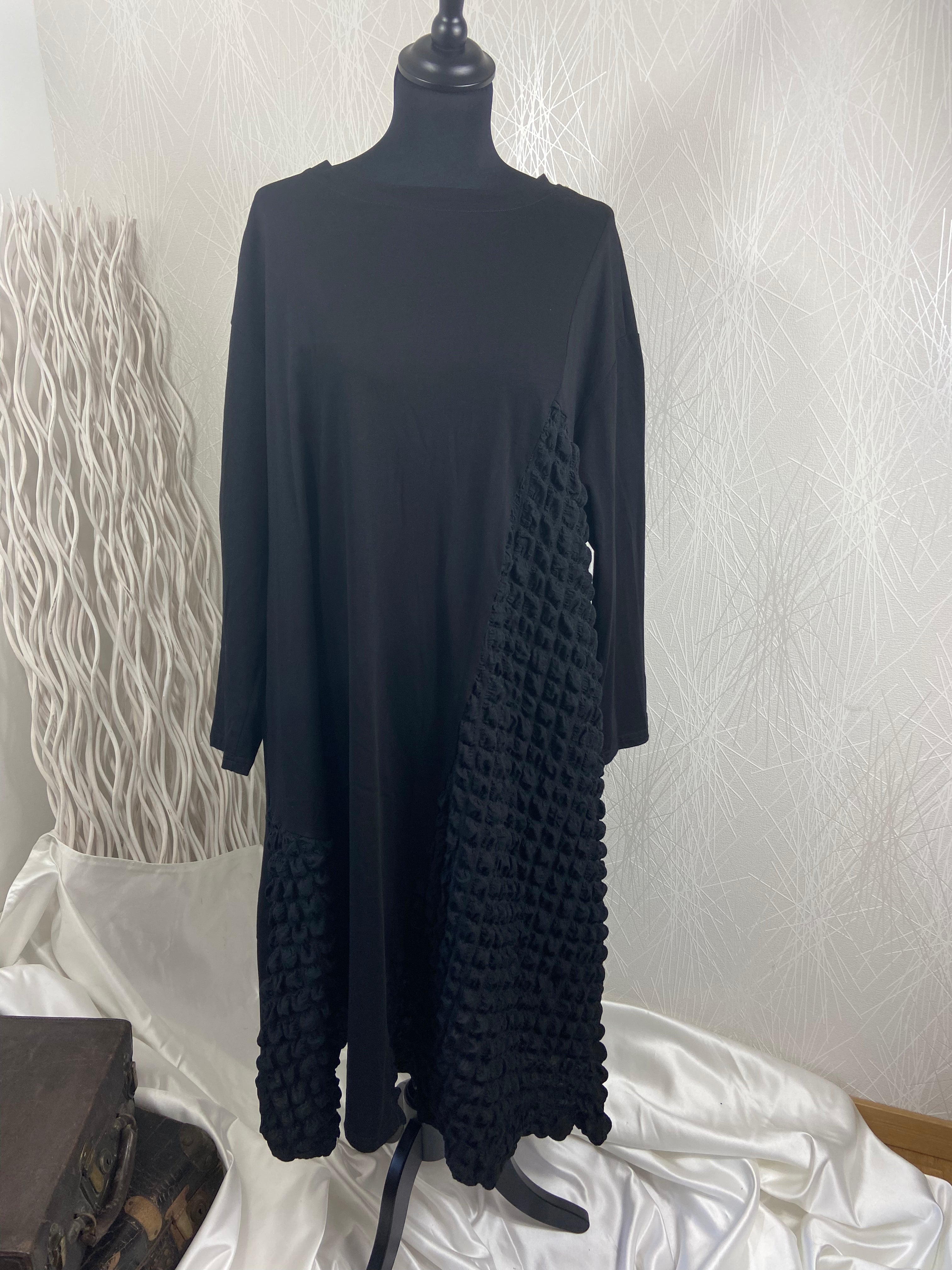 Robe longue noire tissu gauffré manches longues grande taille F&2