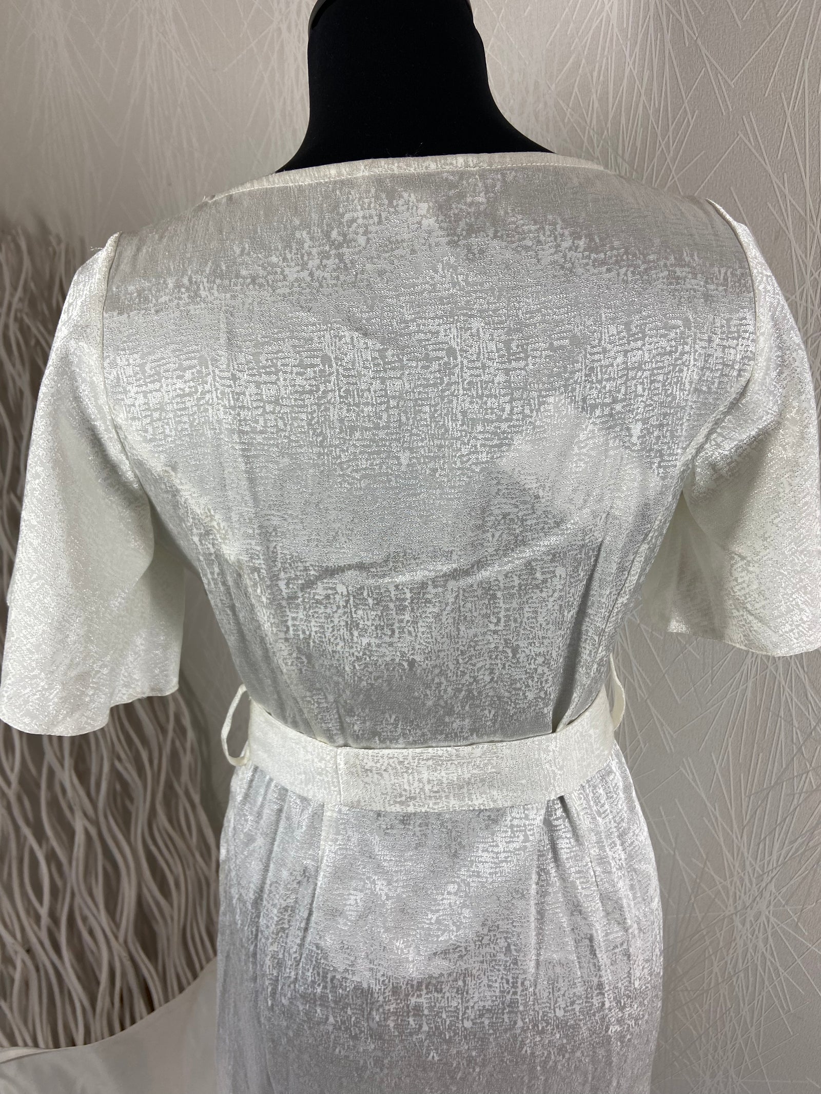 Robe courte blanche satinée haut de gamme Opullence