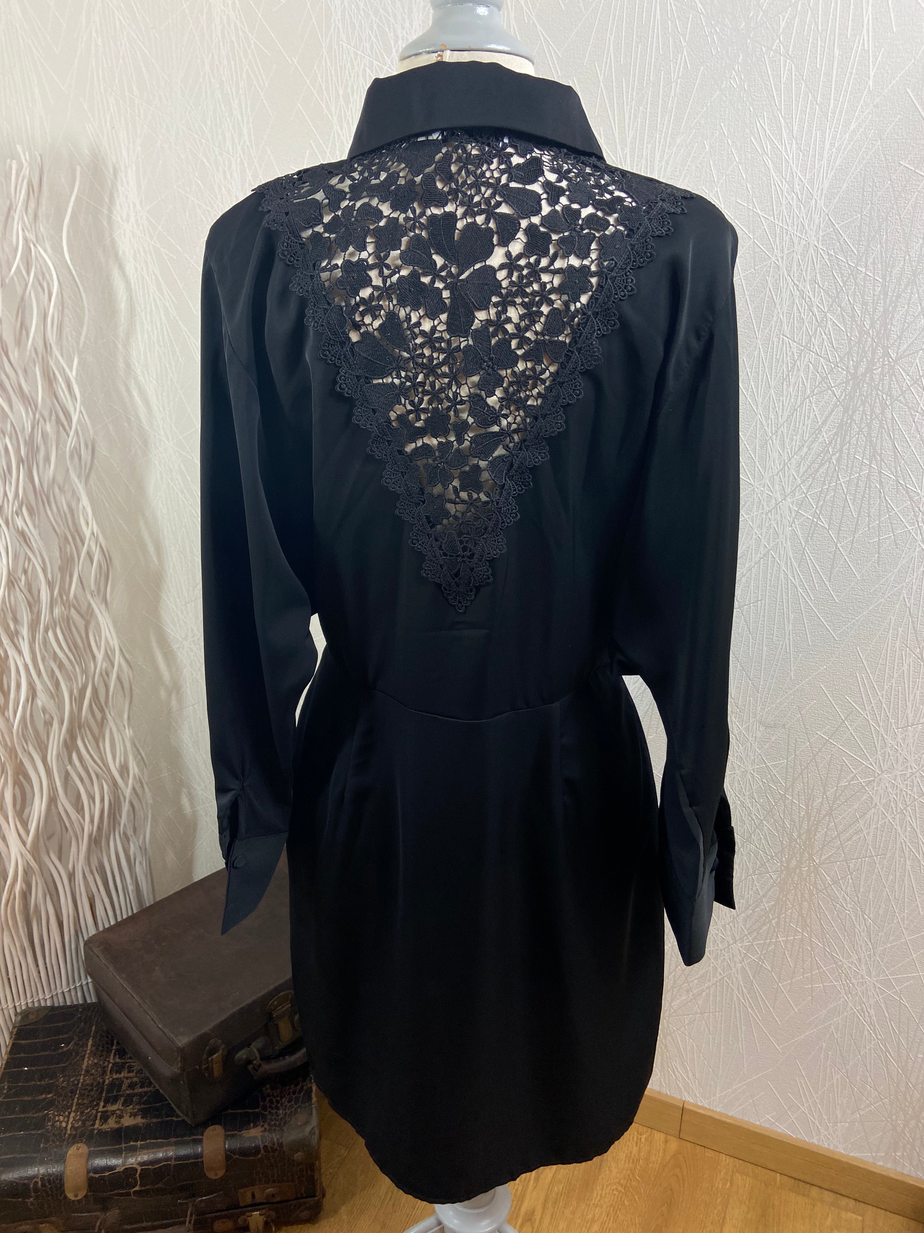 Robe noire cintrée à la taille avec dentelle Unika - Offre-Unique