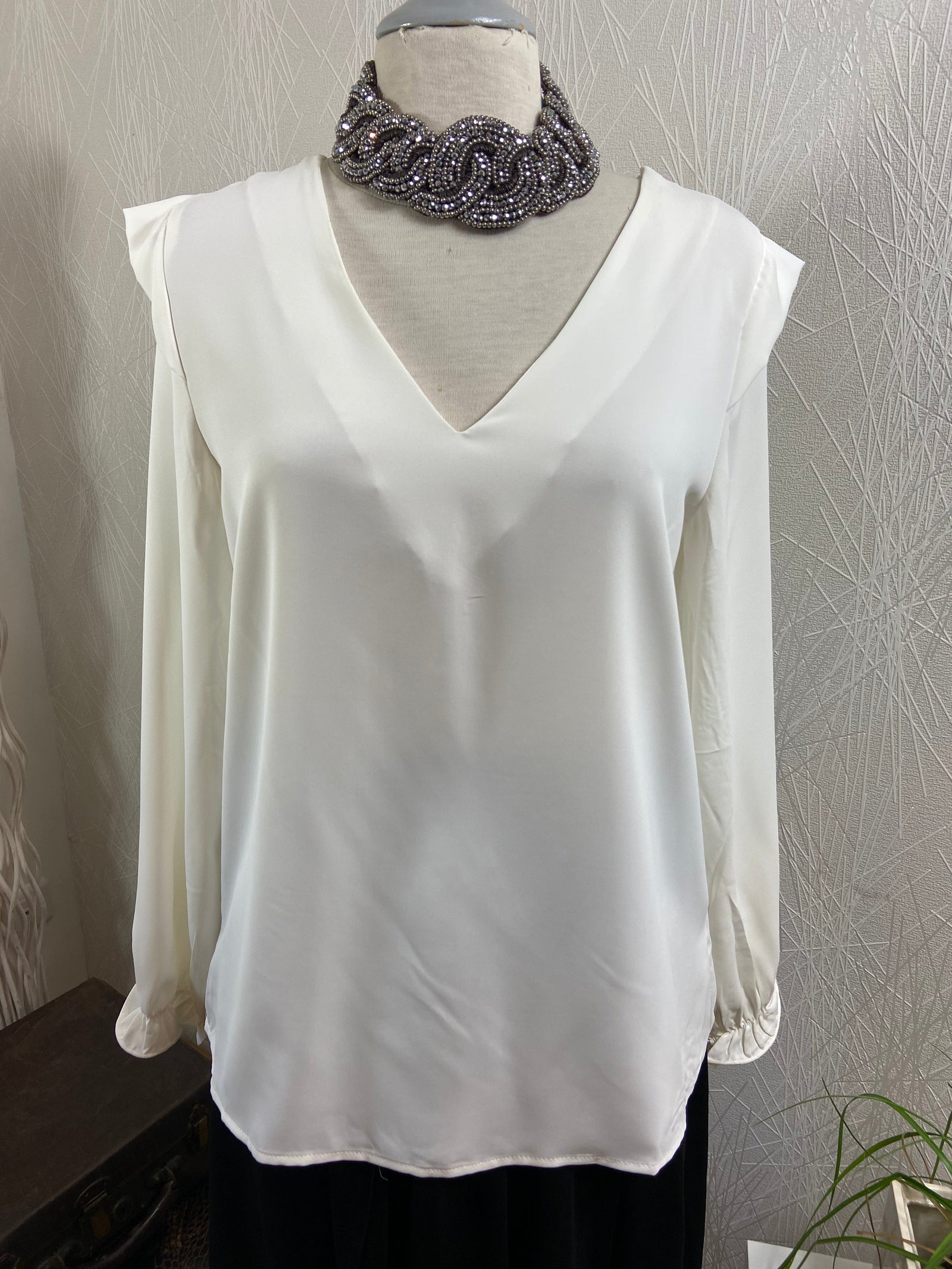 Blouse blanche décolleté V dentelle lacet Unika