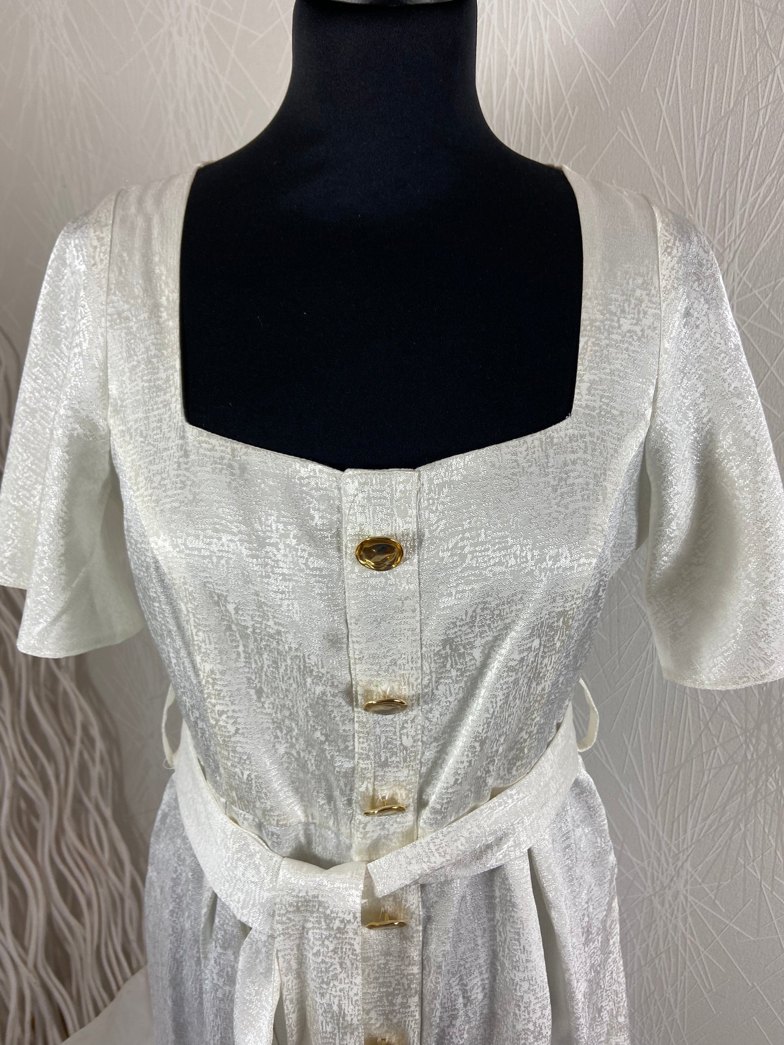 Robe courte blanche satinée haut de gamme Opullence