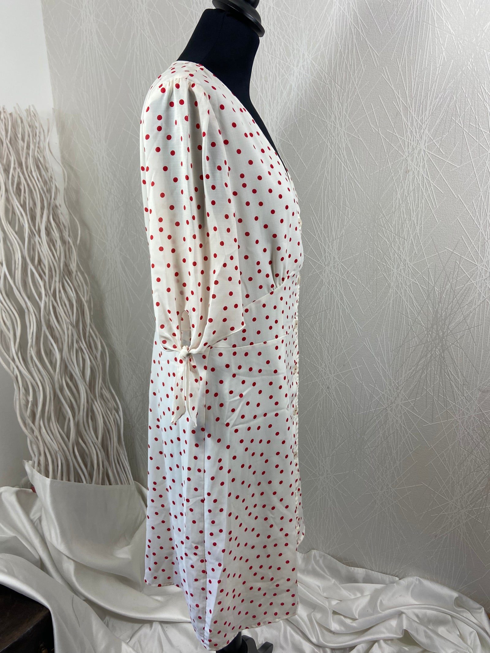 Robe légère midi blanche pois rouge manches courtes flot La Petite Étoile