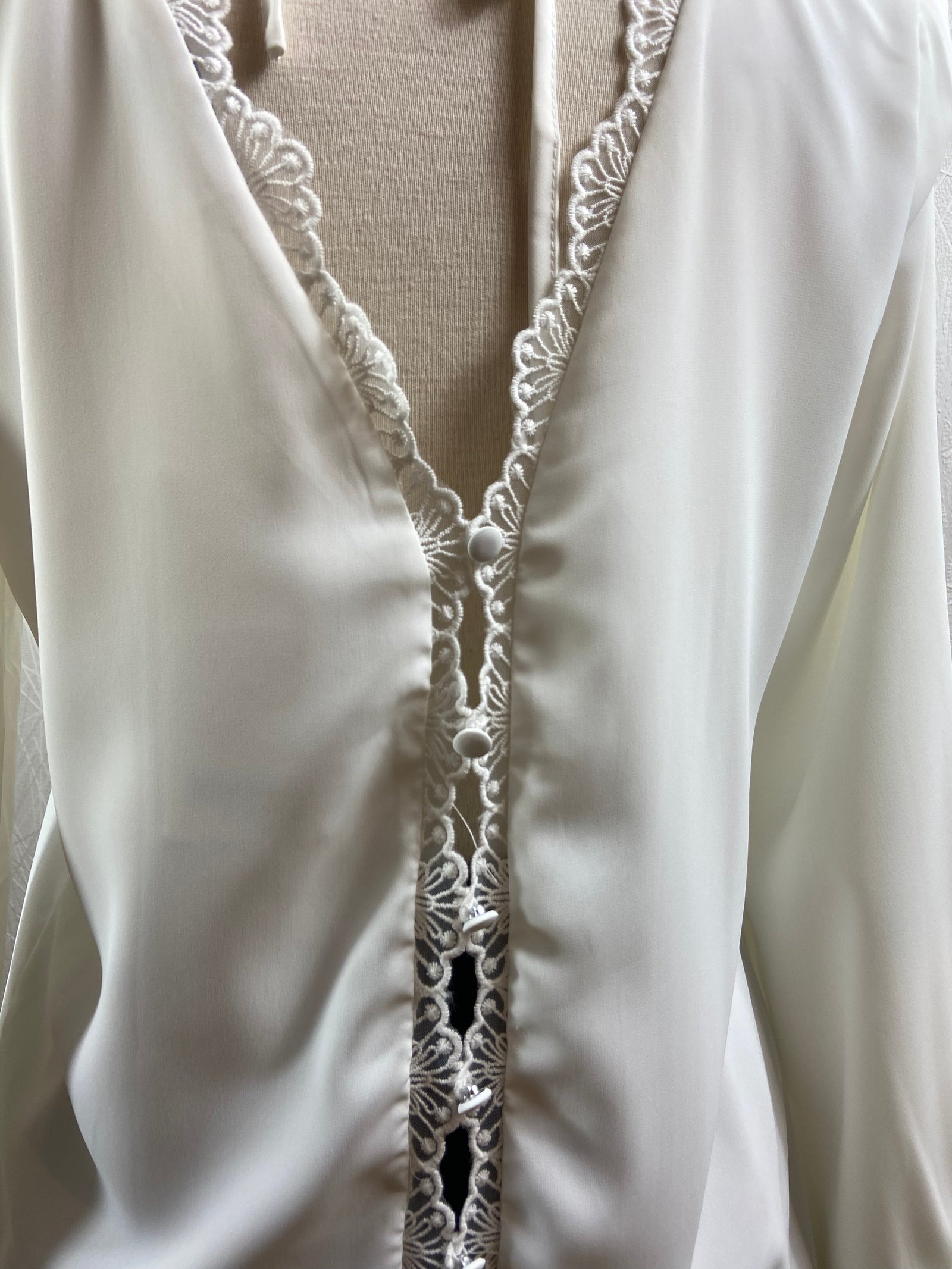 Blouse blanche décolleté V dentelle lacet Unika