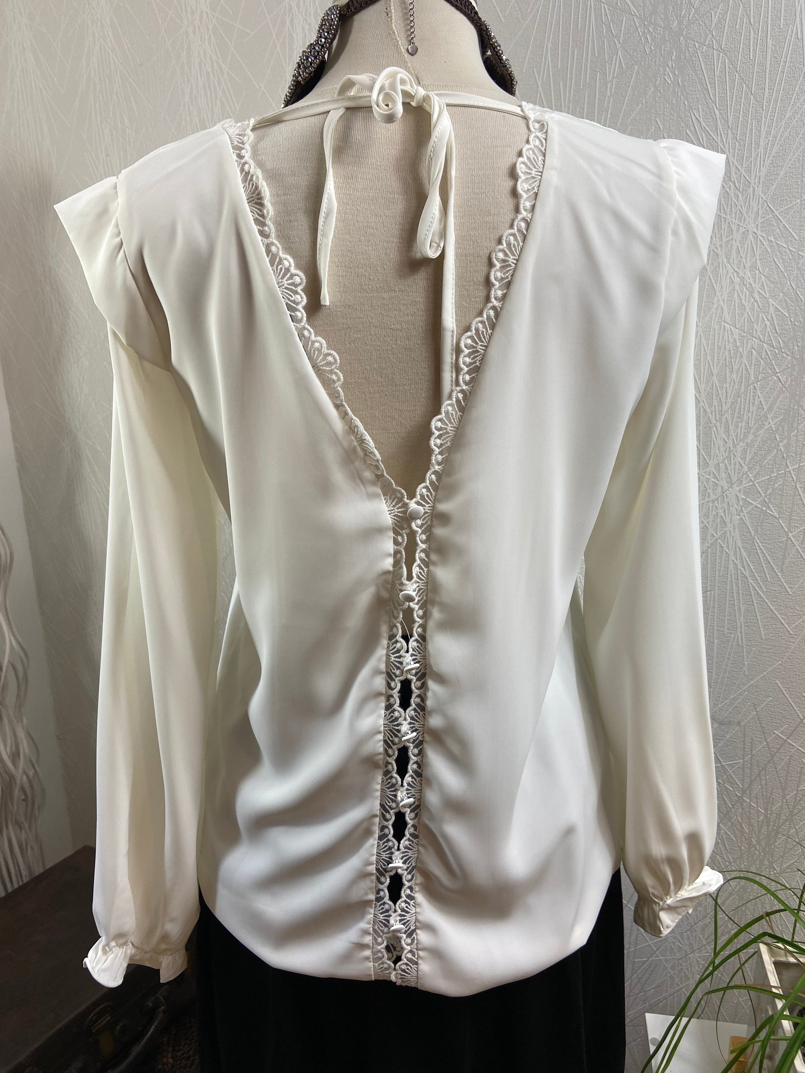 Blouse blanche décolleté V dentelle lacet Unika