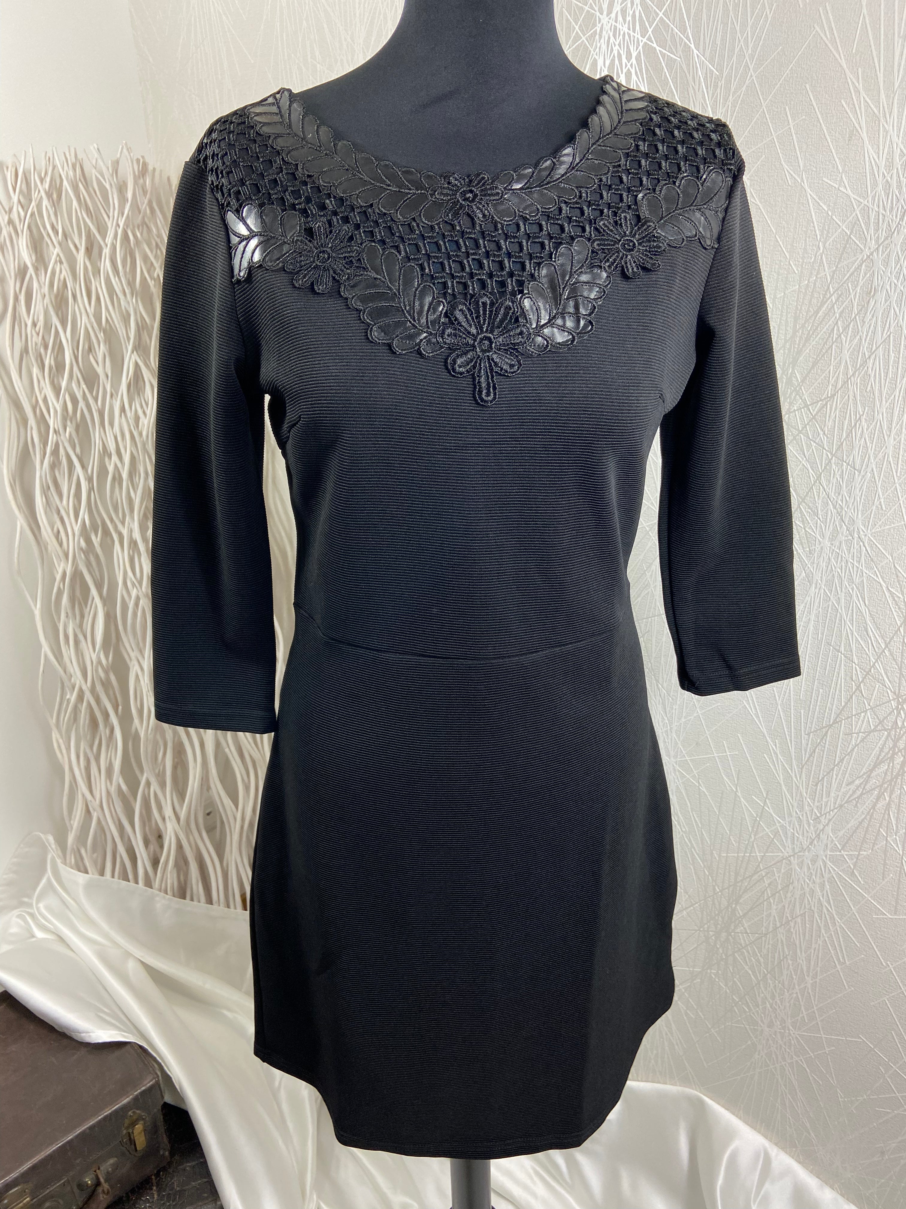 Petite robe noire ajourée broderie courte manches 3/4 Jus Orange Paris - Offre-Unique