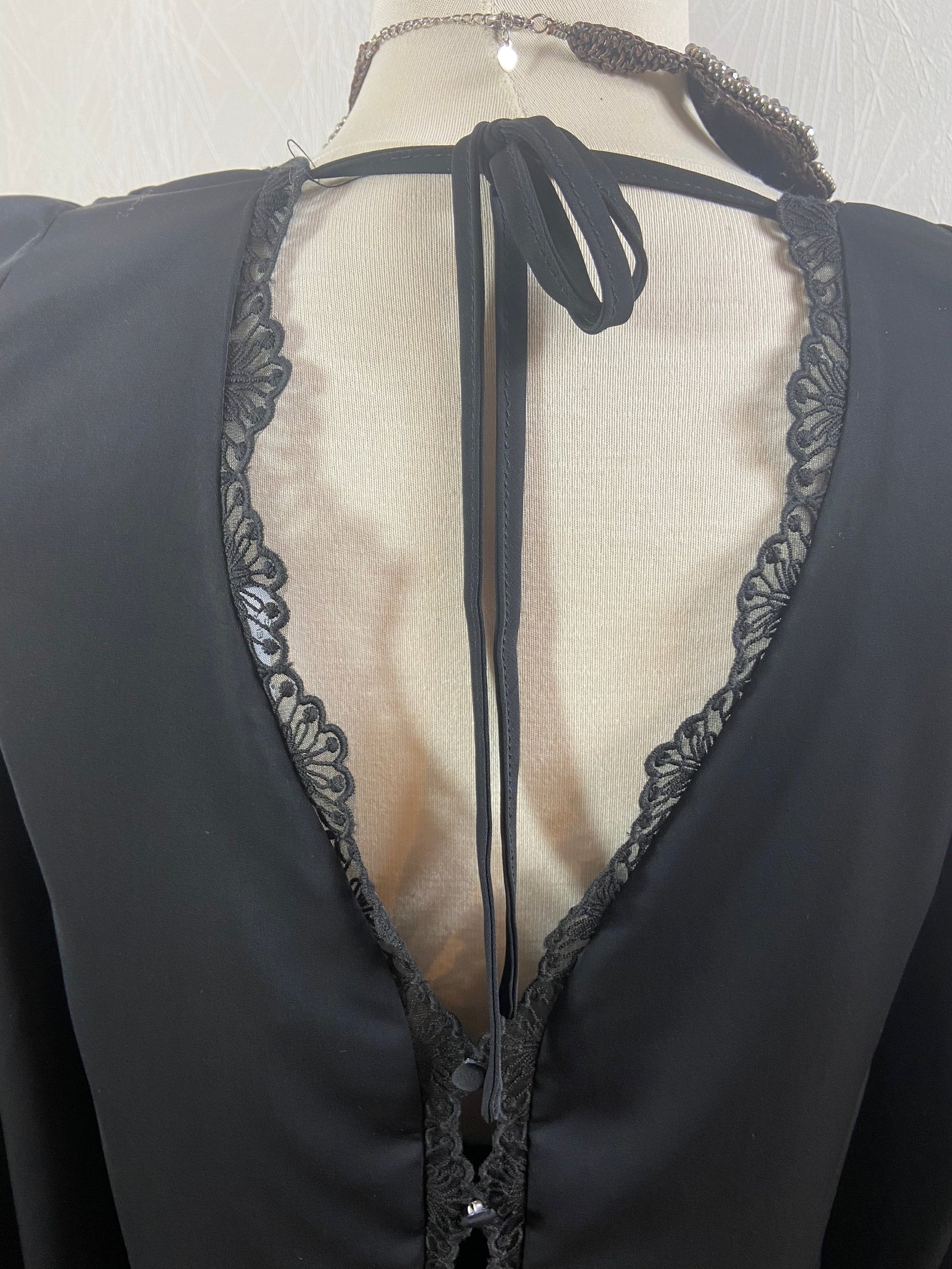 Blouse noire fluide dos avec dentelle Unika Paris