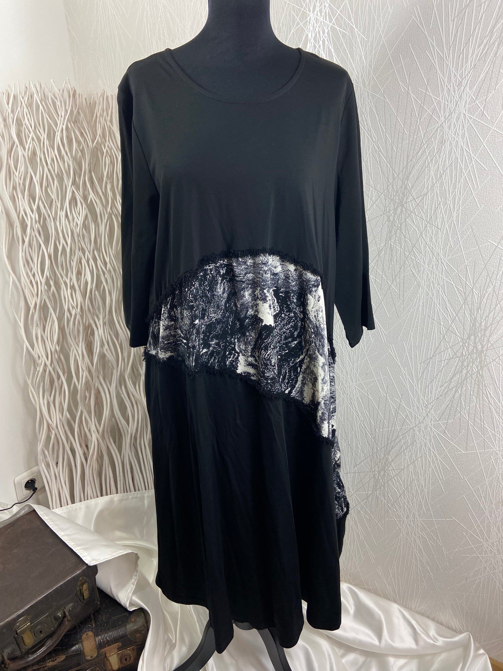 Robe noire et grise à motifs manches 3/4 grande taille Neslay - Offre-Unique